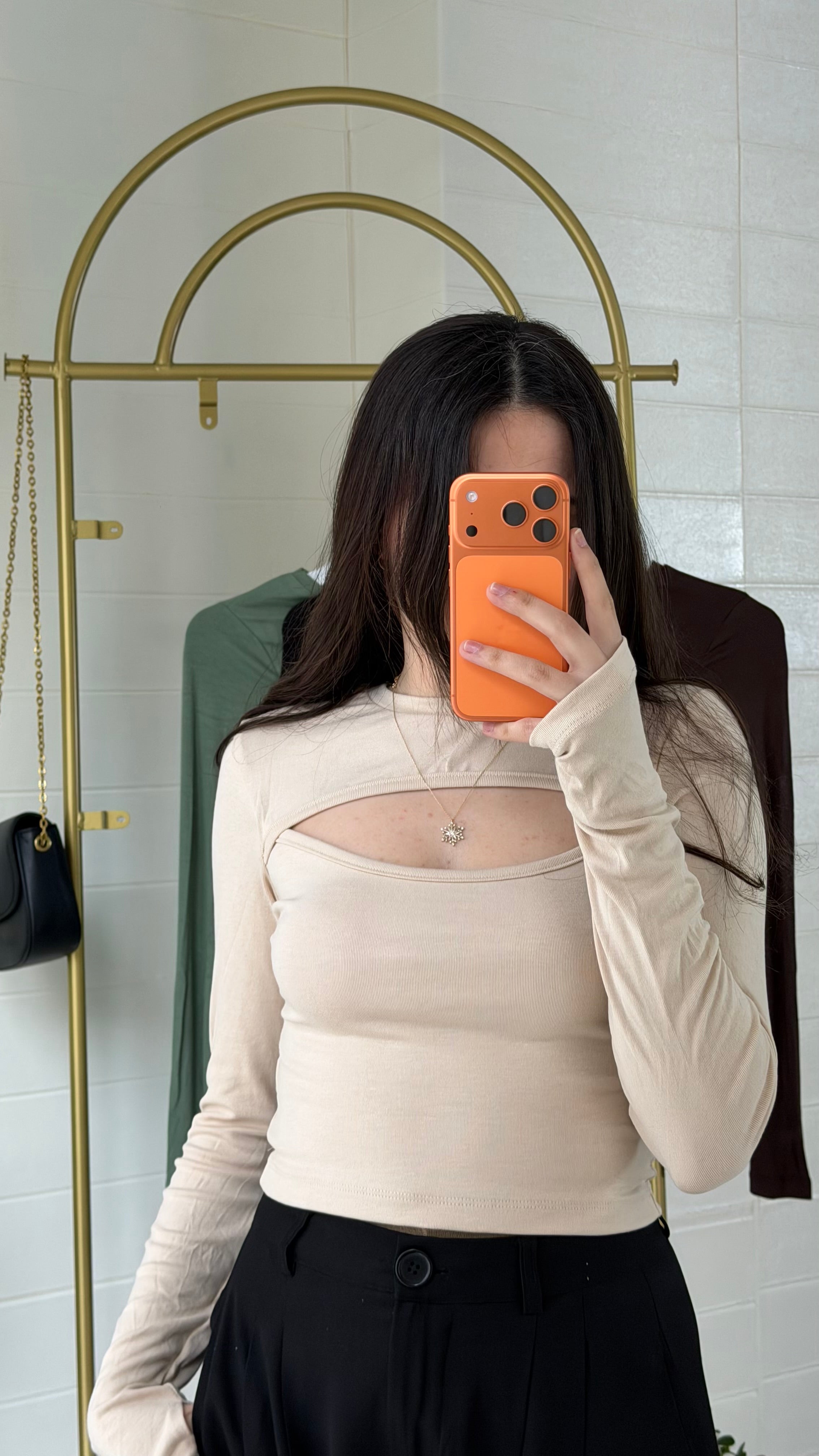 Parmak Geçmeli Göğüs Dekolteli Bluz