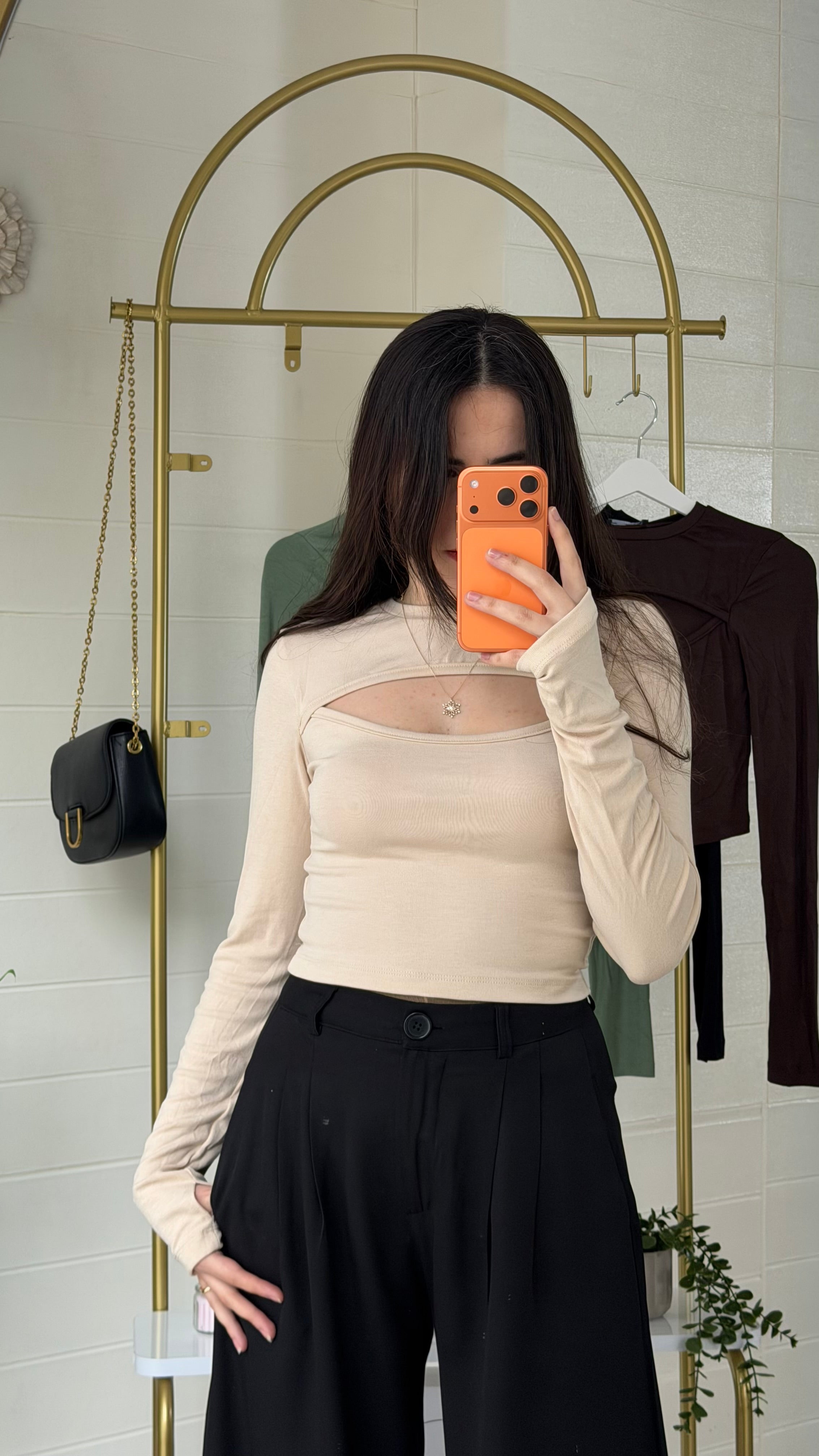 Parmak Geçmeli Göğüs Dekolteli Bluz