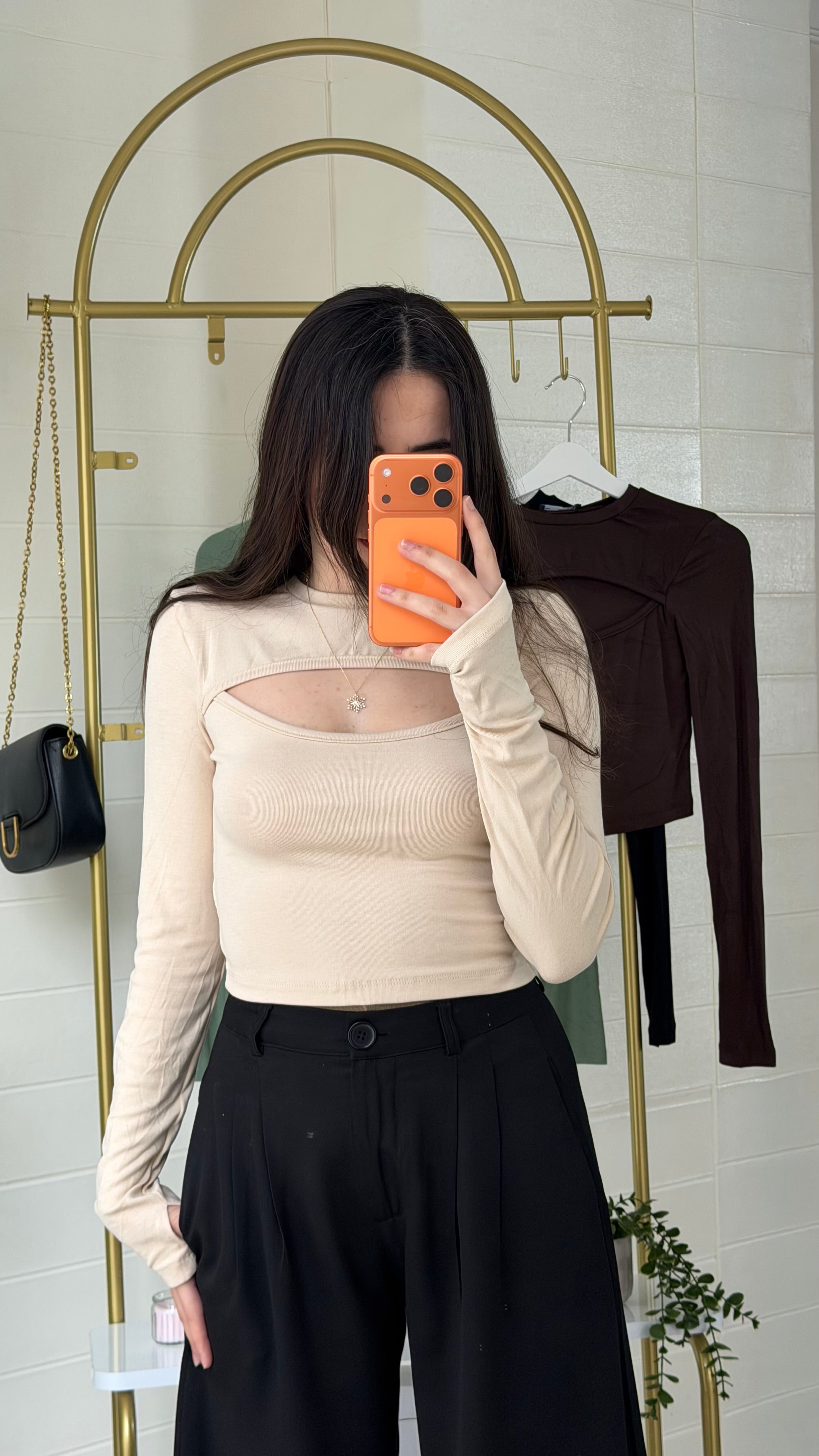 Parmak Geçmeli Göğüs Dekolteli Bluz