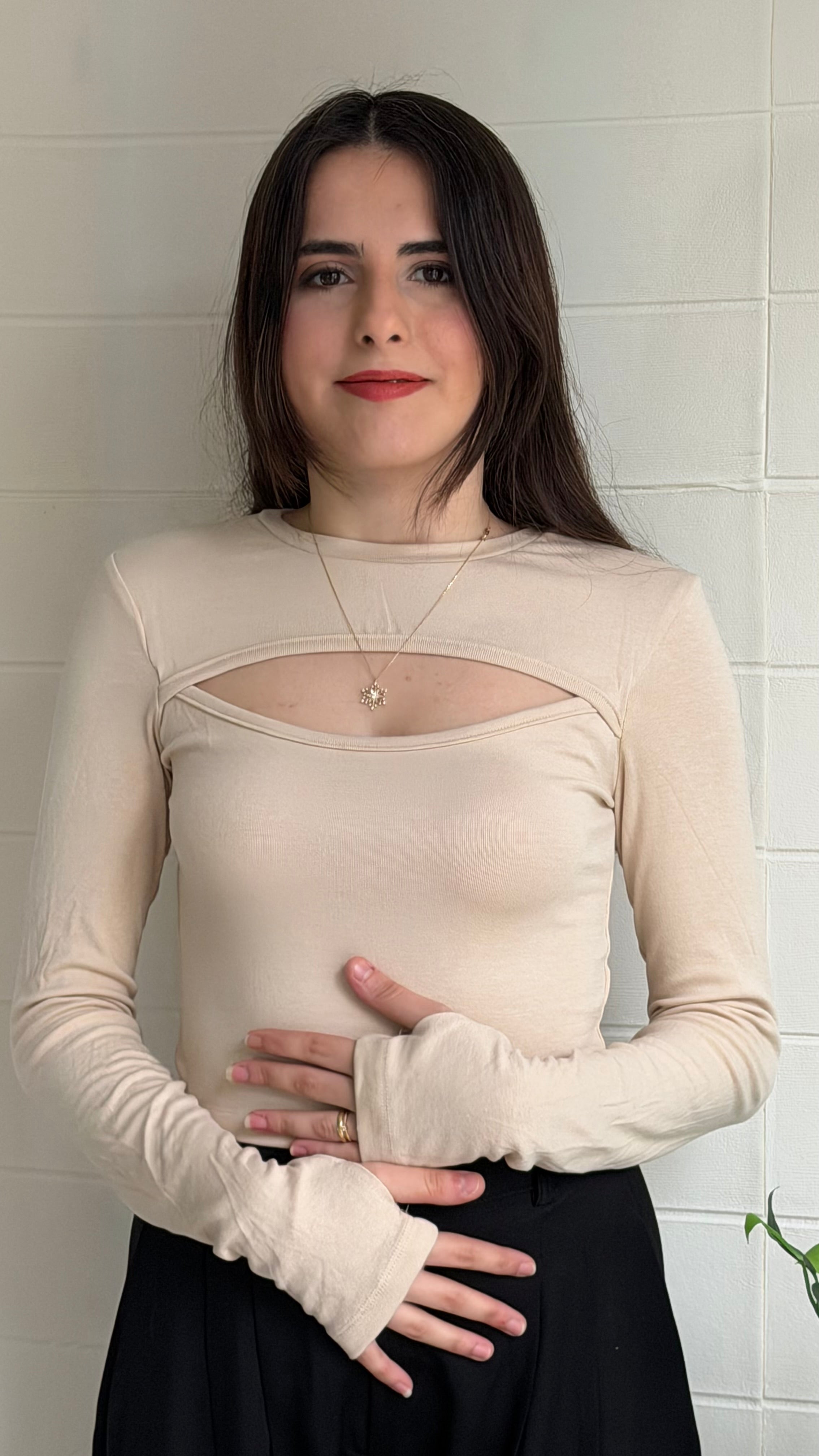 Parmak Geçmeli Göğüs Dekolteli Bluz