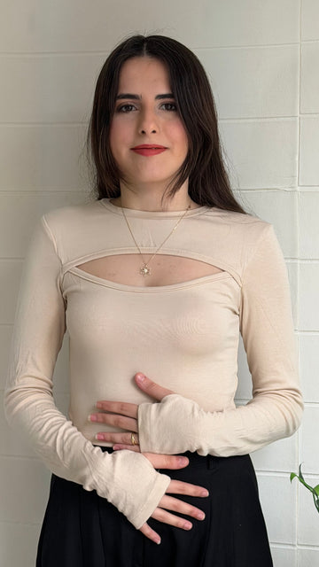 Parmak Geçmeli Göğüs Dekolteli Bluz