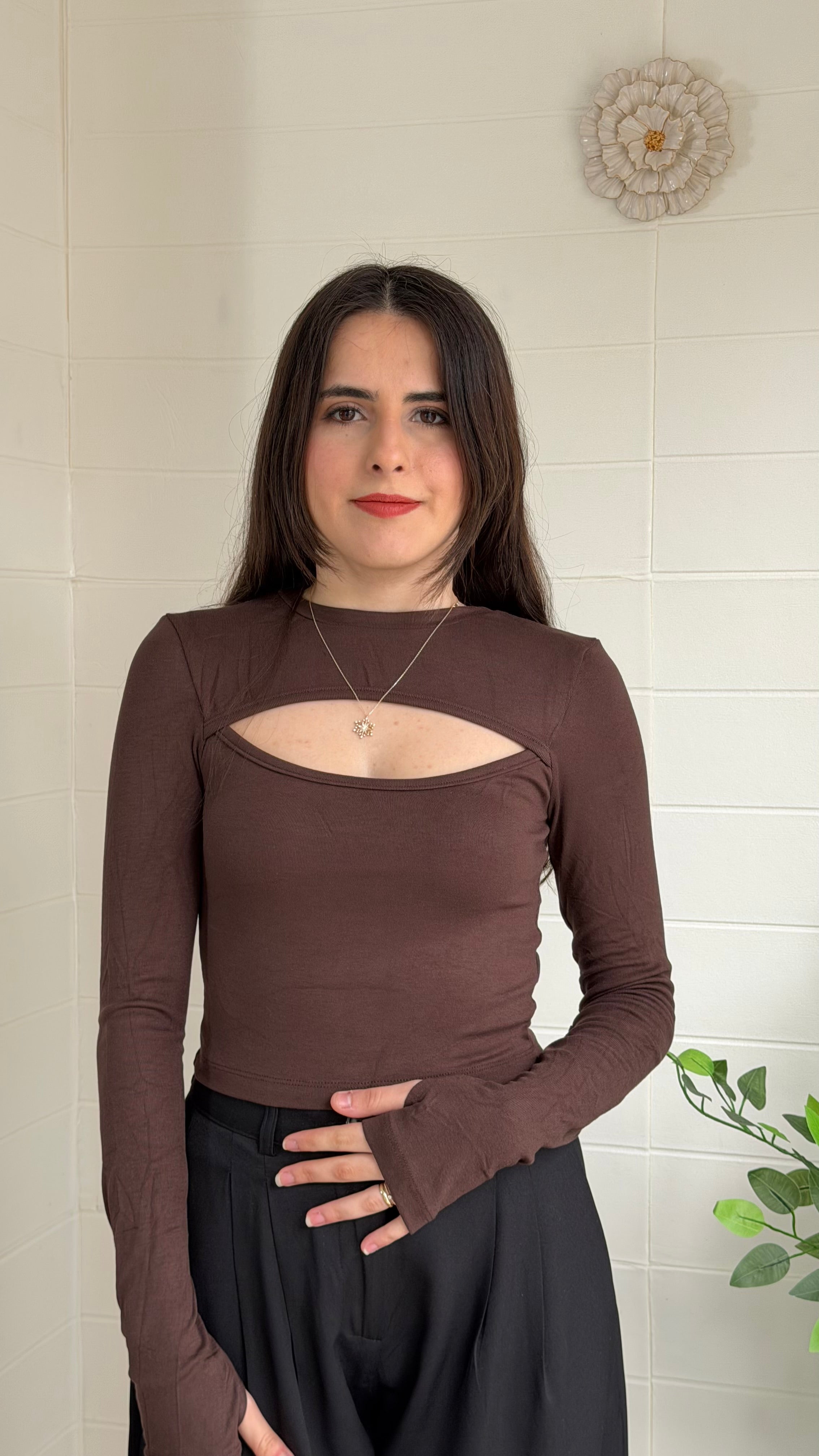 Parmak Geçmeli Göğüs Dekolteli Bluz