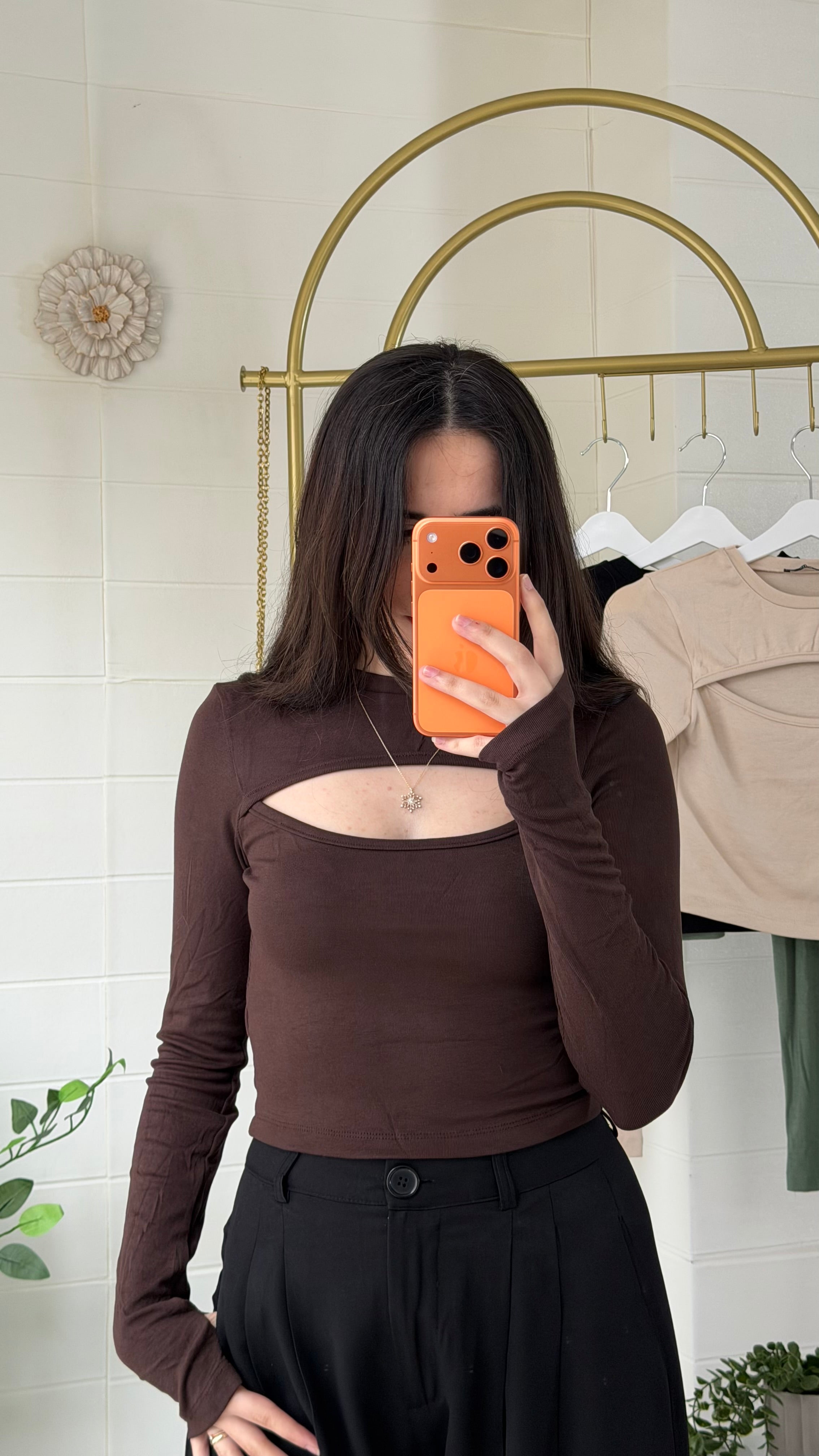 Parmak Geçmeli Göğüs Dekolteli Bluz