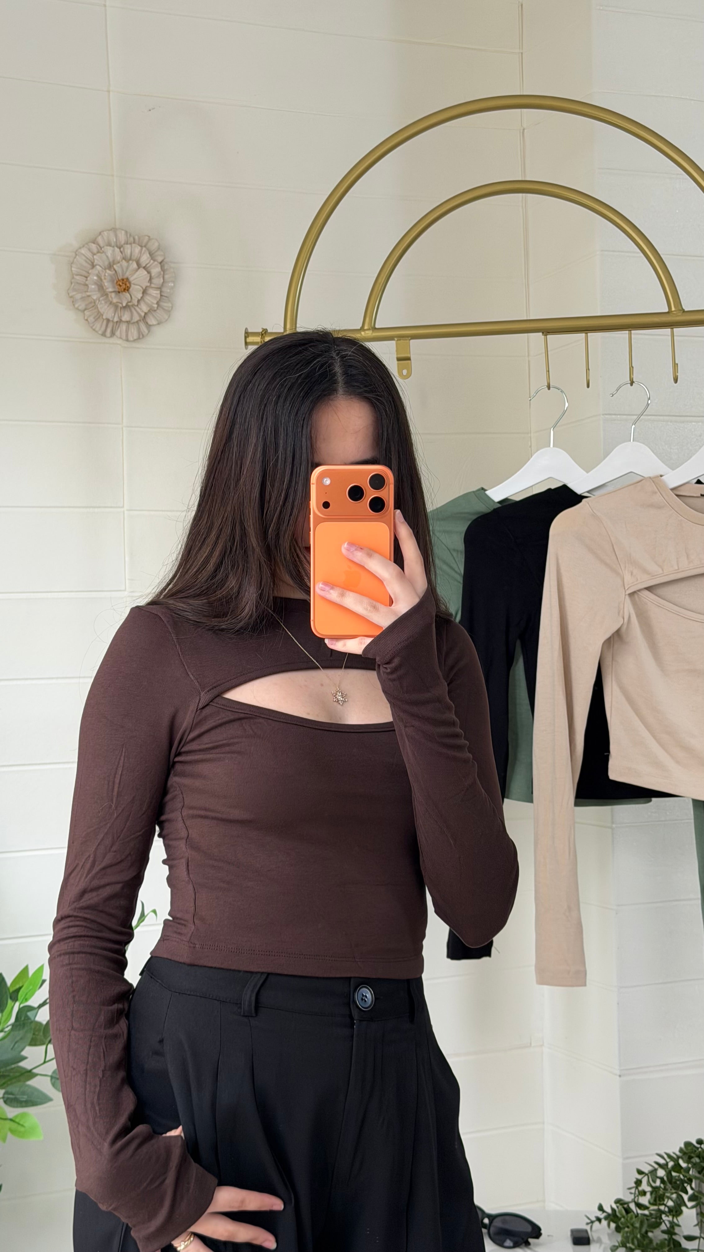 Parmak Geçmeli Göğüs Dekolteli Bluz