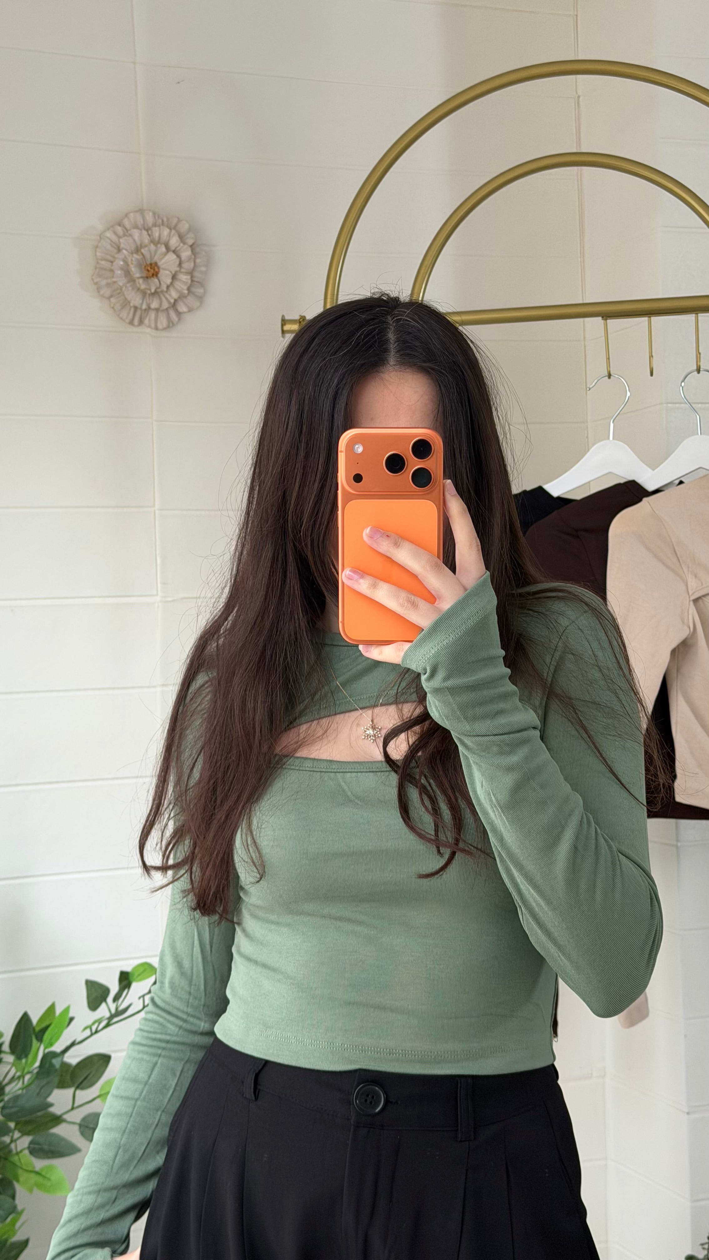 Parmak Geçmeli Göğüs Dekolteli Bluz