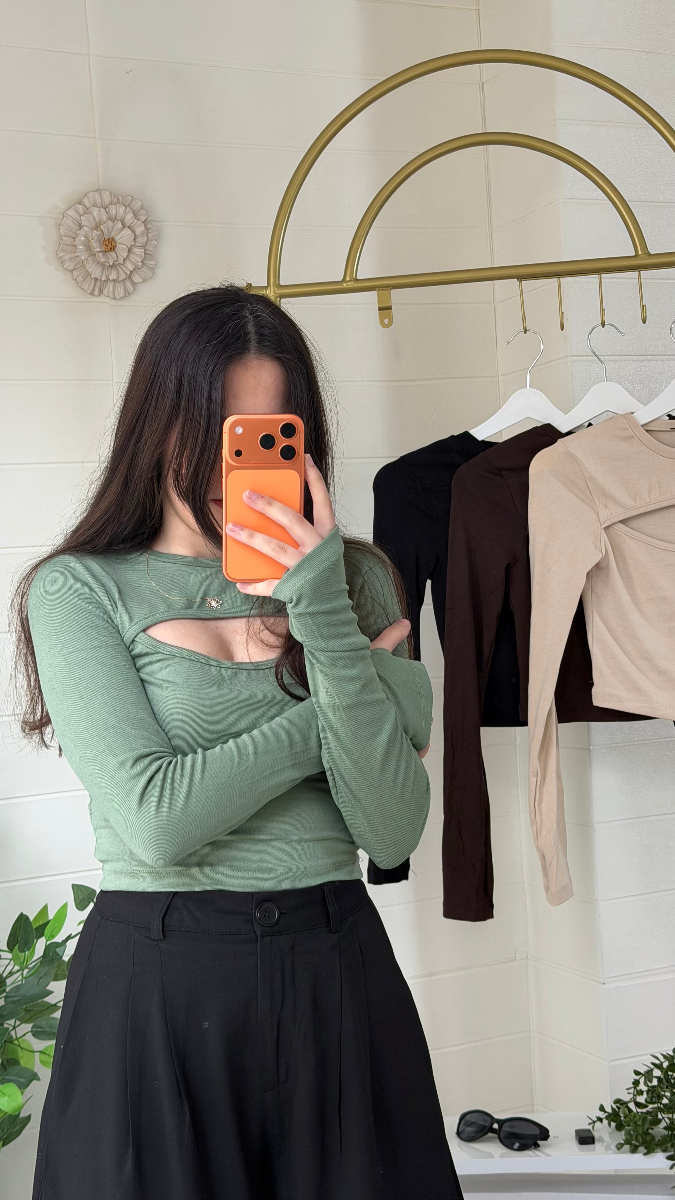 Parmak Geçmeli Göğüs Dekolteli Bluz