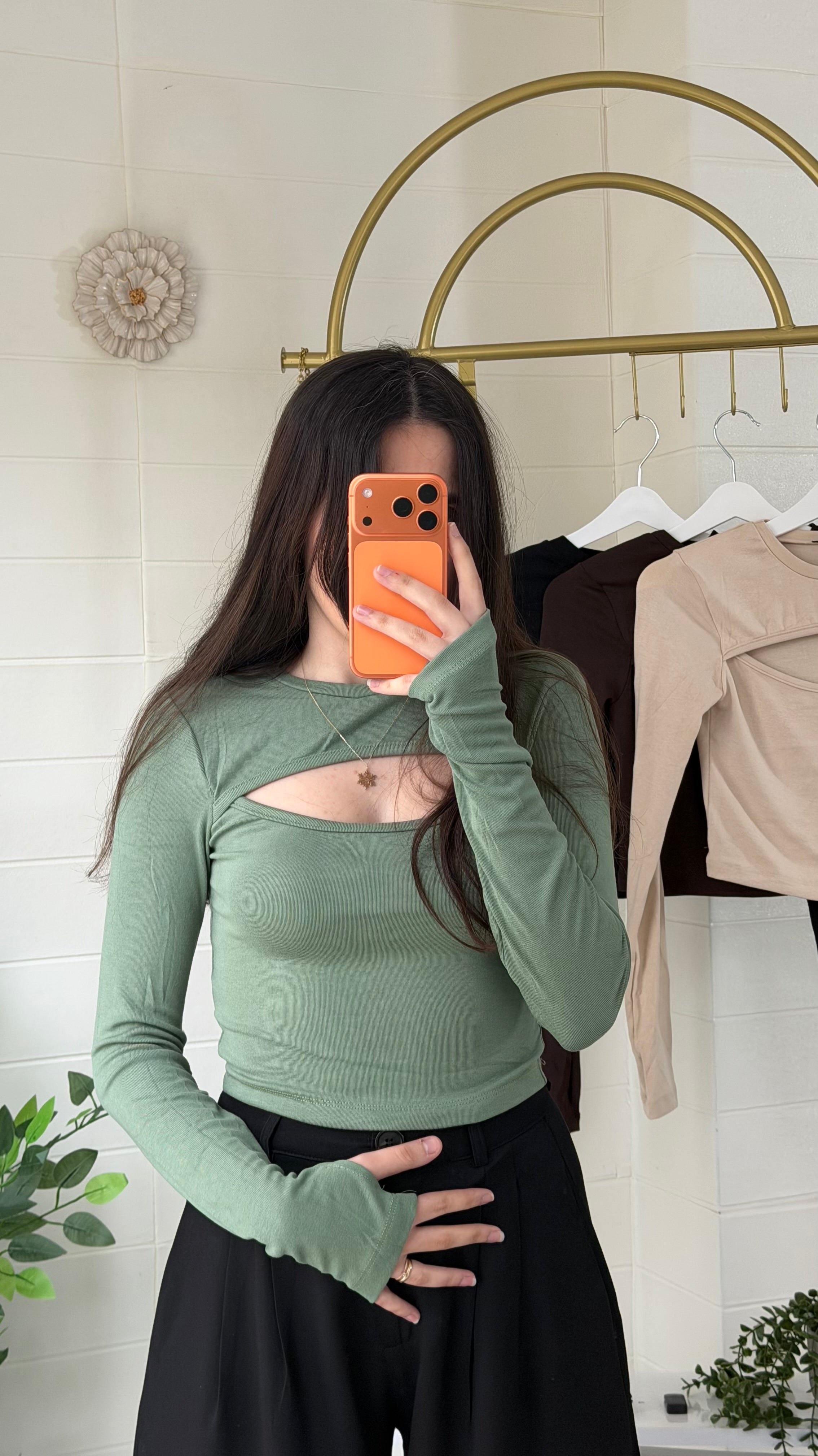 Parmak Geçmeli Göğüs Dekolteli Bluz