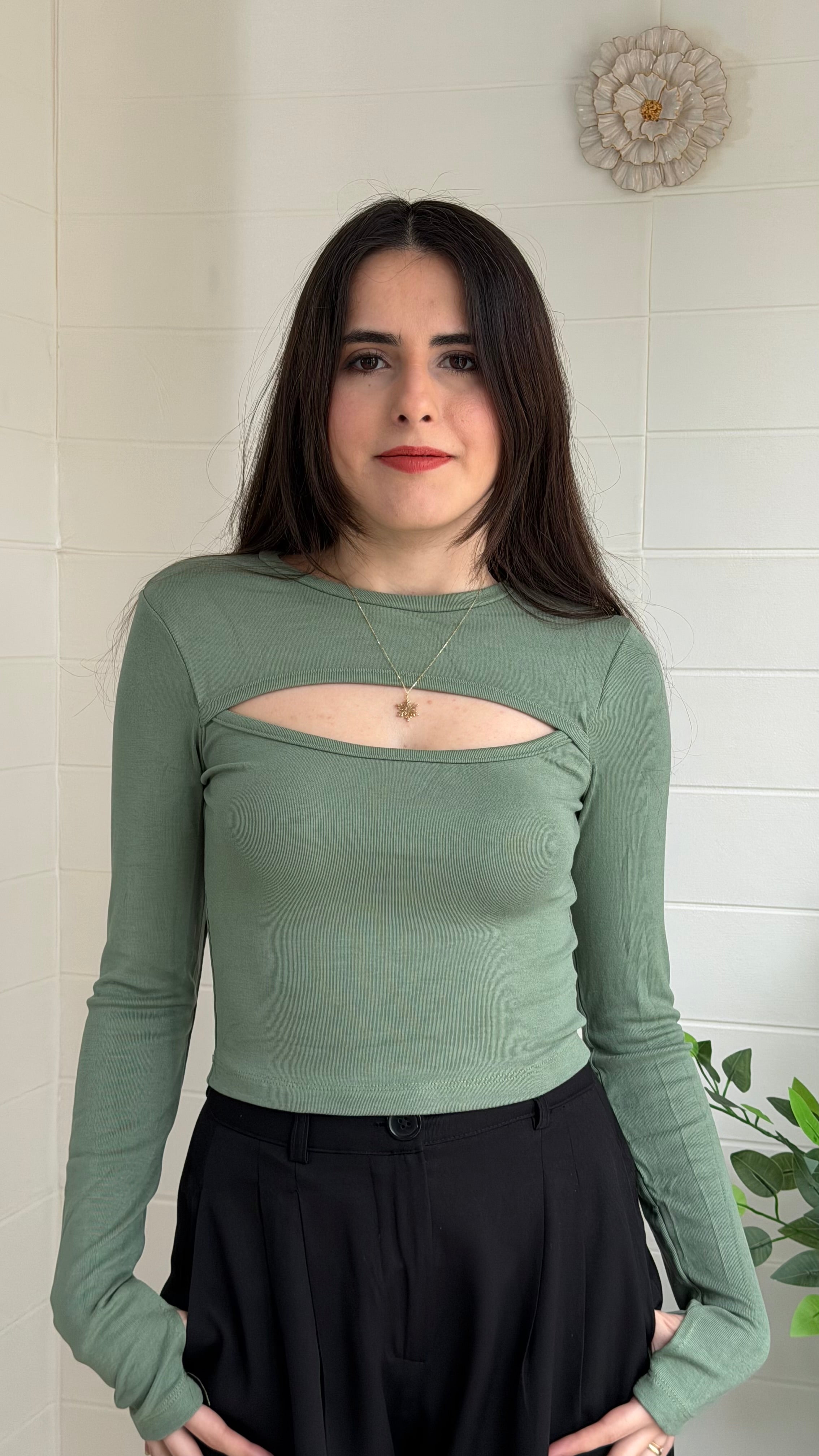 Parmak Geçmeli Göğüs Dekolteli Bluz