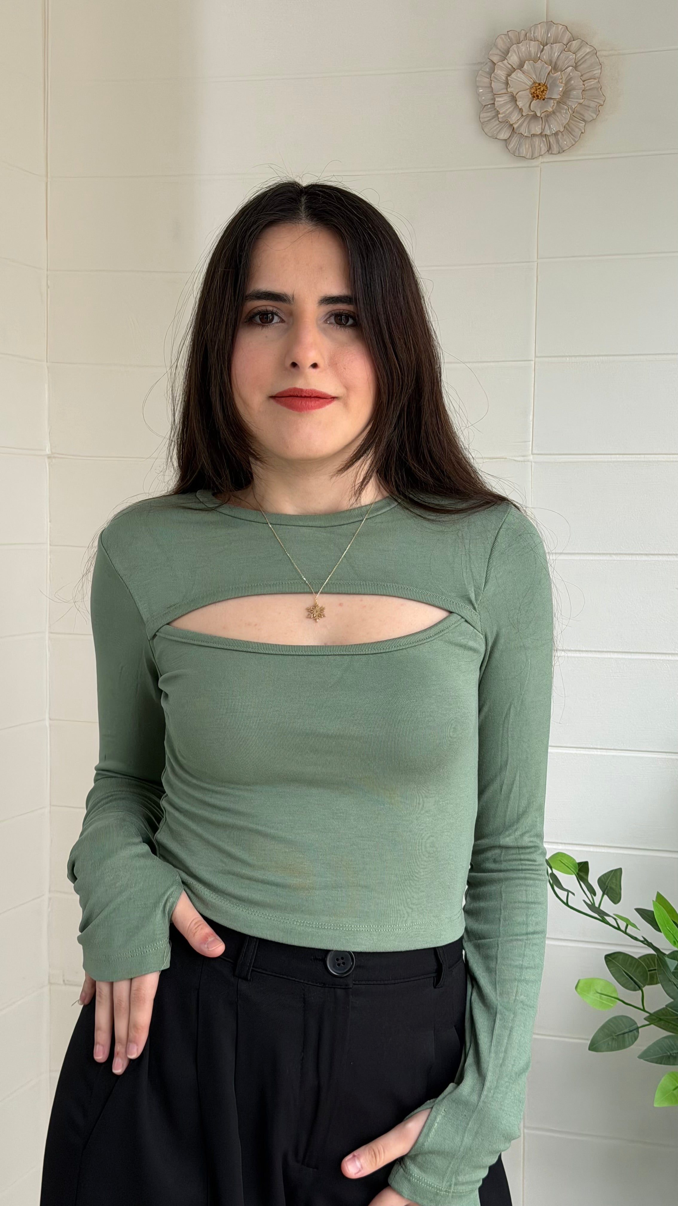 Parmak Geçmeli Göğüs Dekolteli Bluz