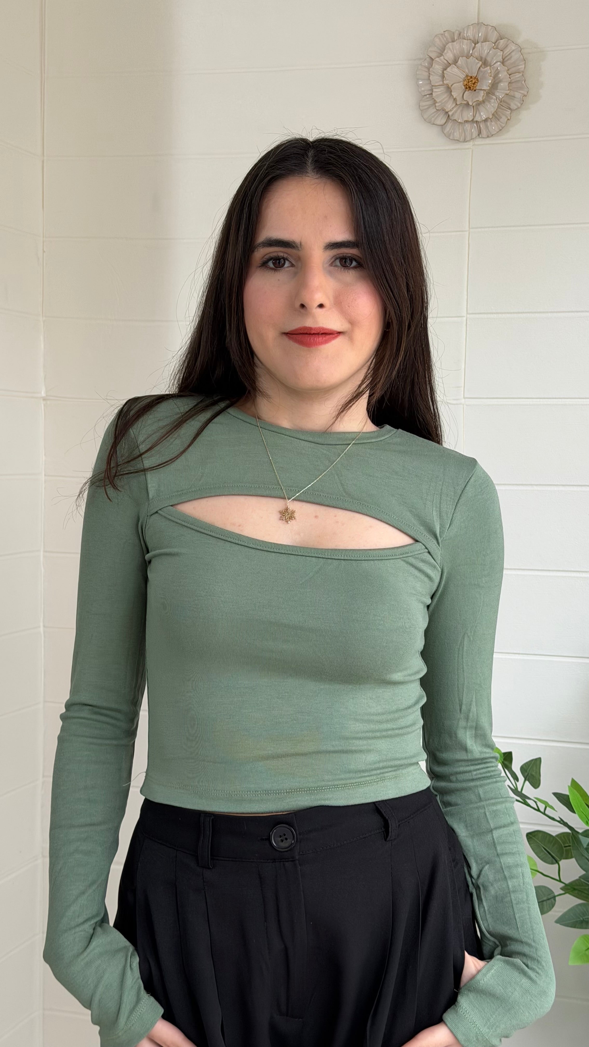 Parmak Geçmeli Göğüs Dekolteli Bluz