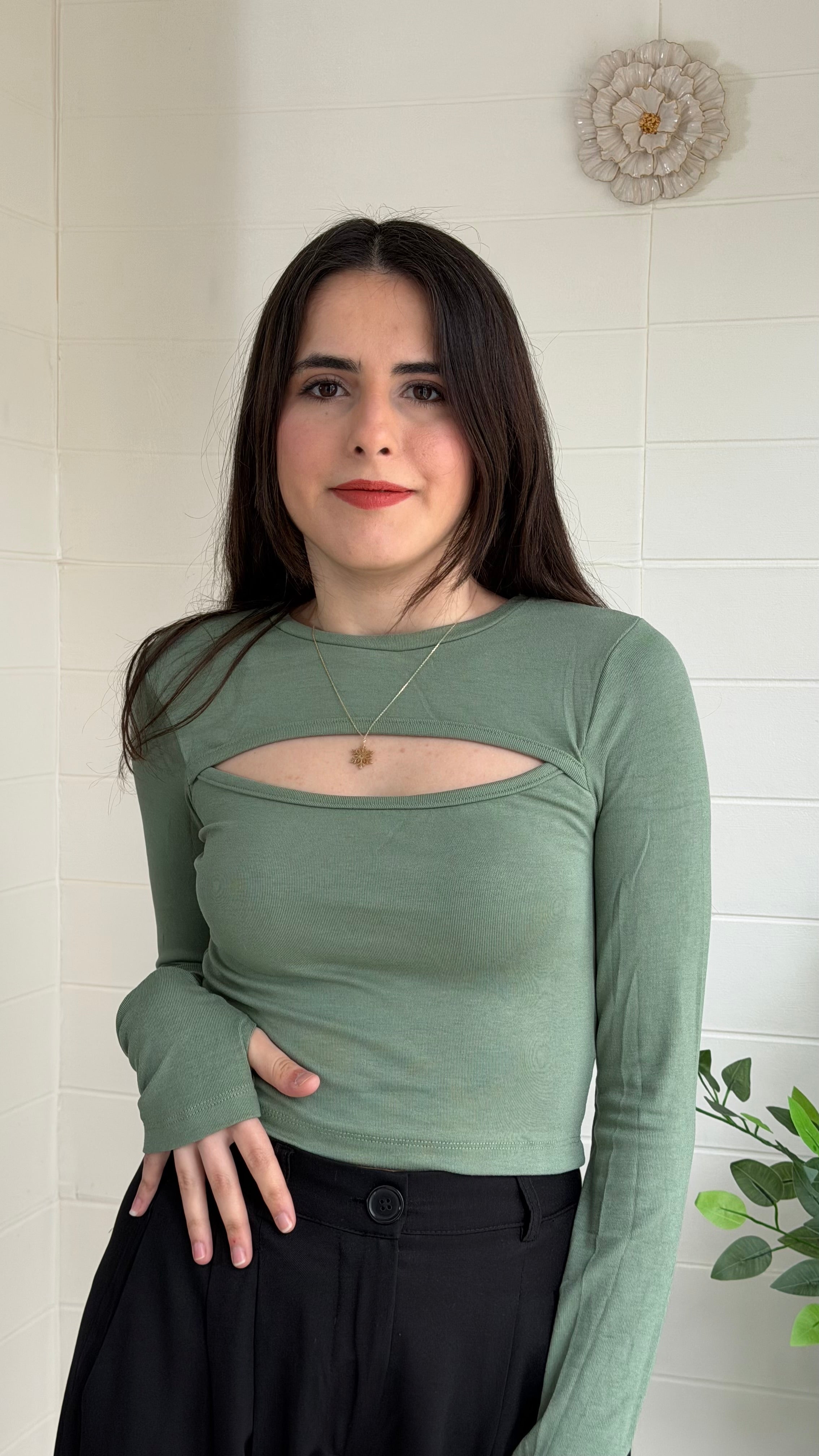 Parmak Geçmeli Göğüs Dekolteli Bluz