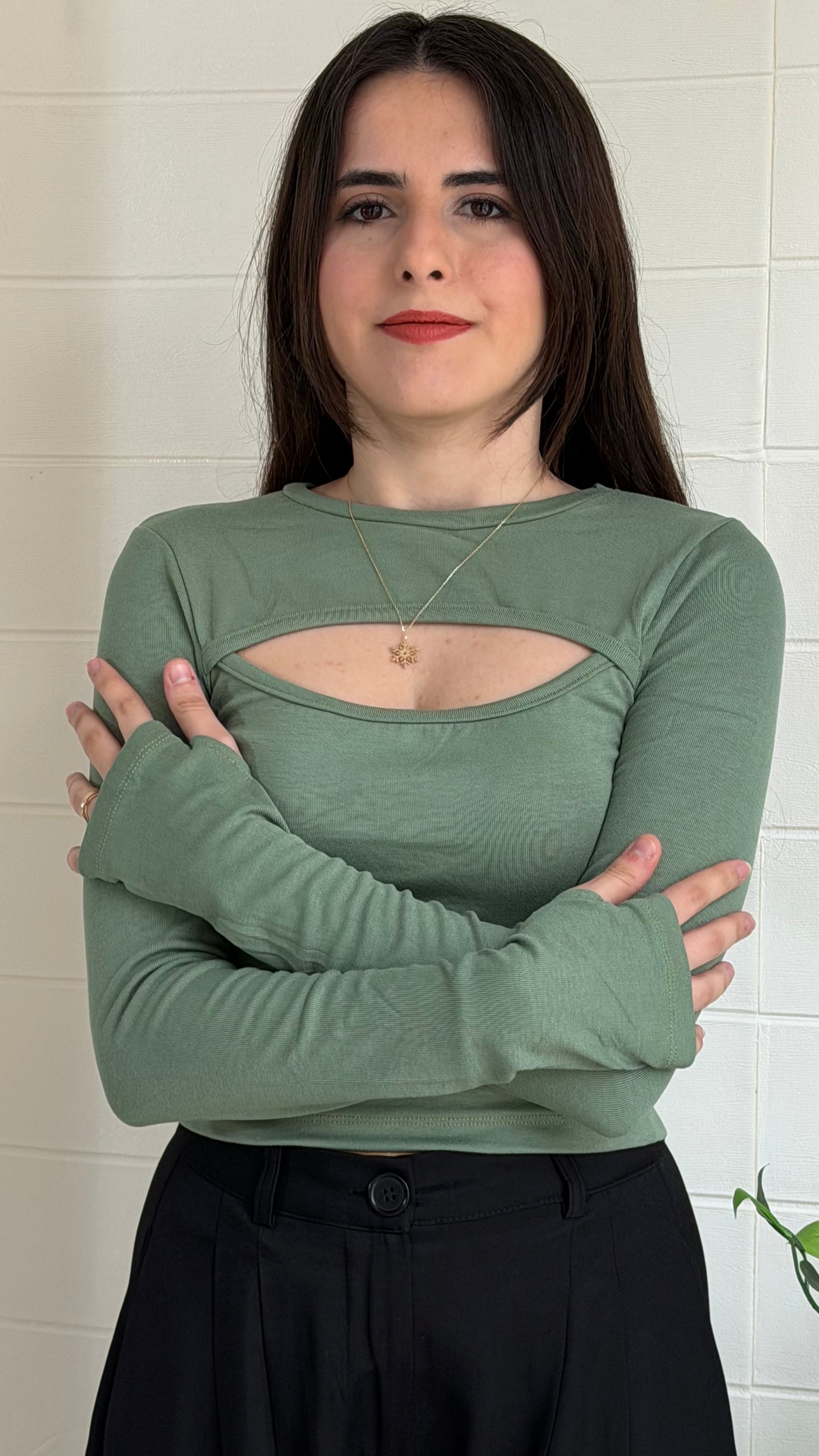 Parmak Geçmeli Göğüs Dekolteli Bluz