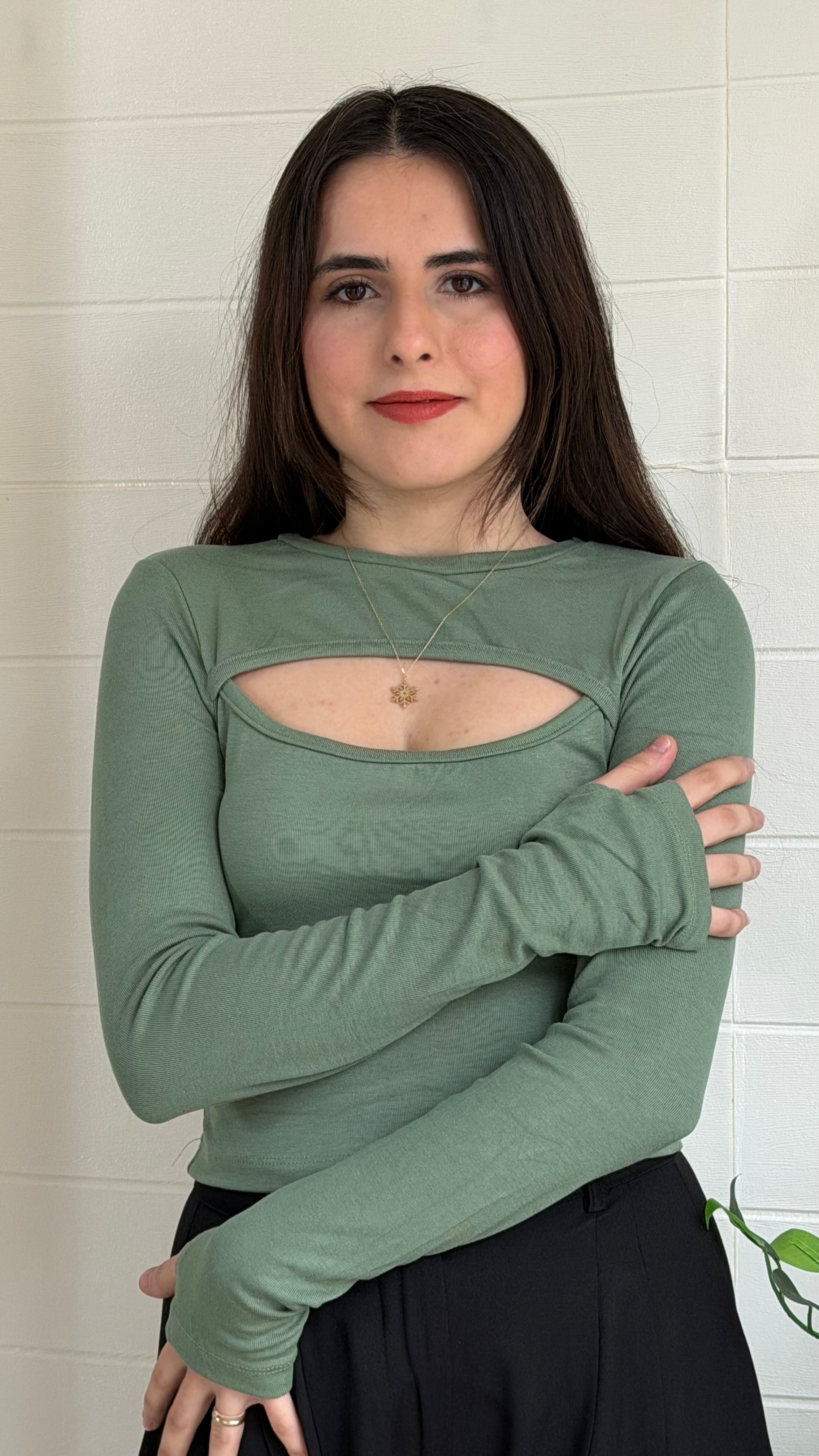 Parmak Geçmeli Göğüs Dekolteli Bluz