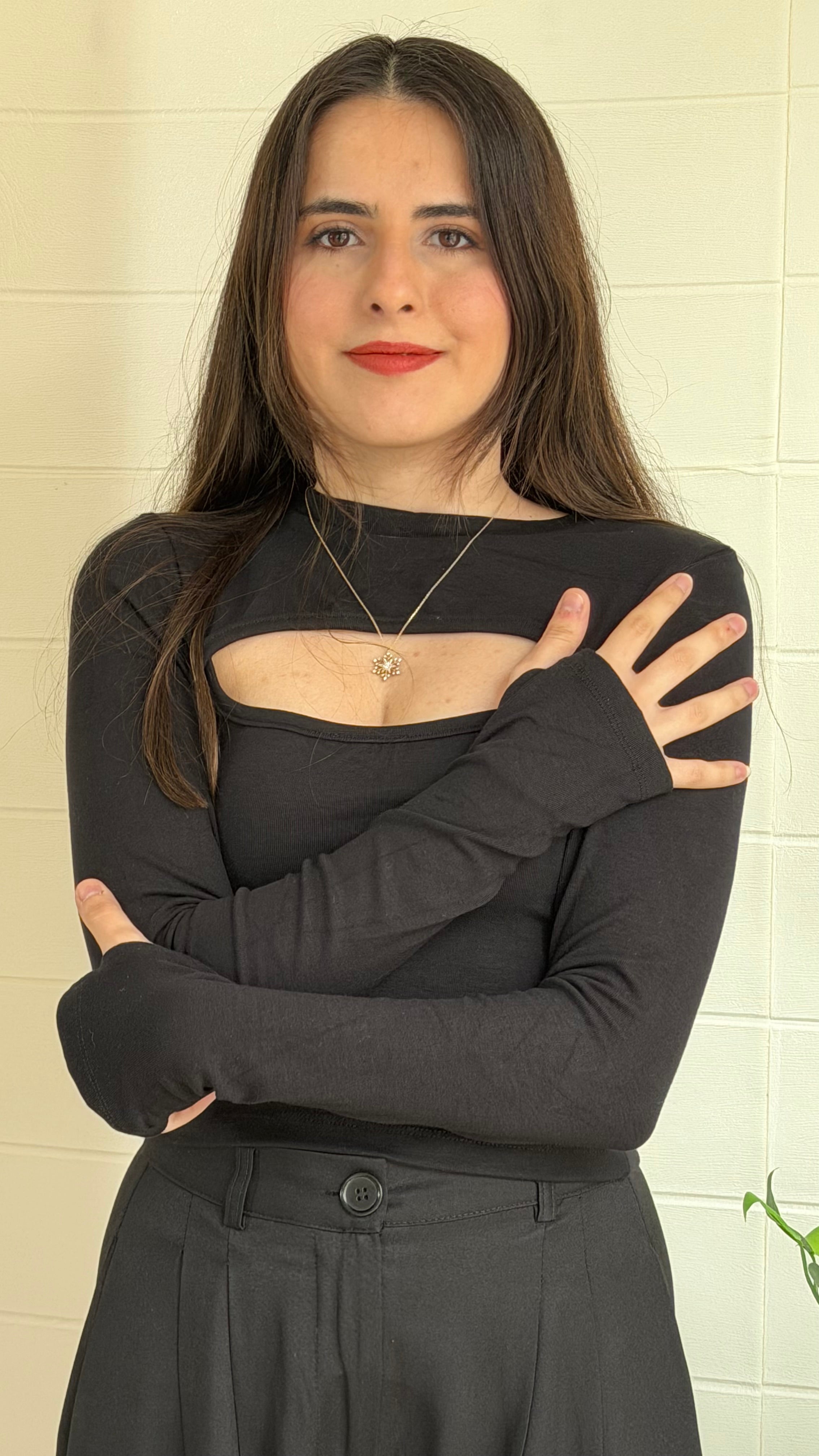 Parmak Geçmeli Göğüs Dekolteli Bluz