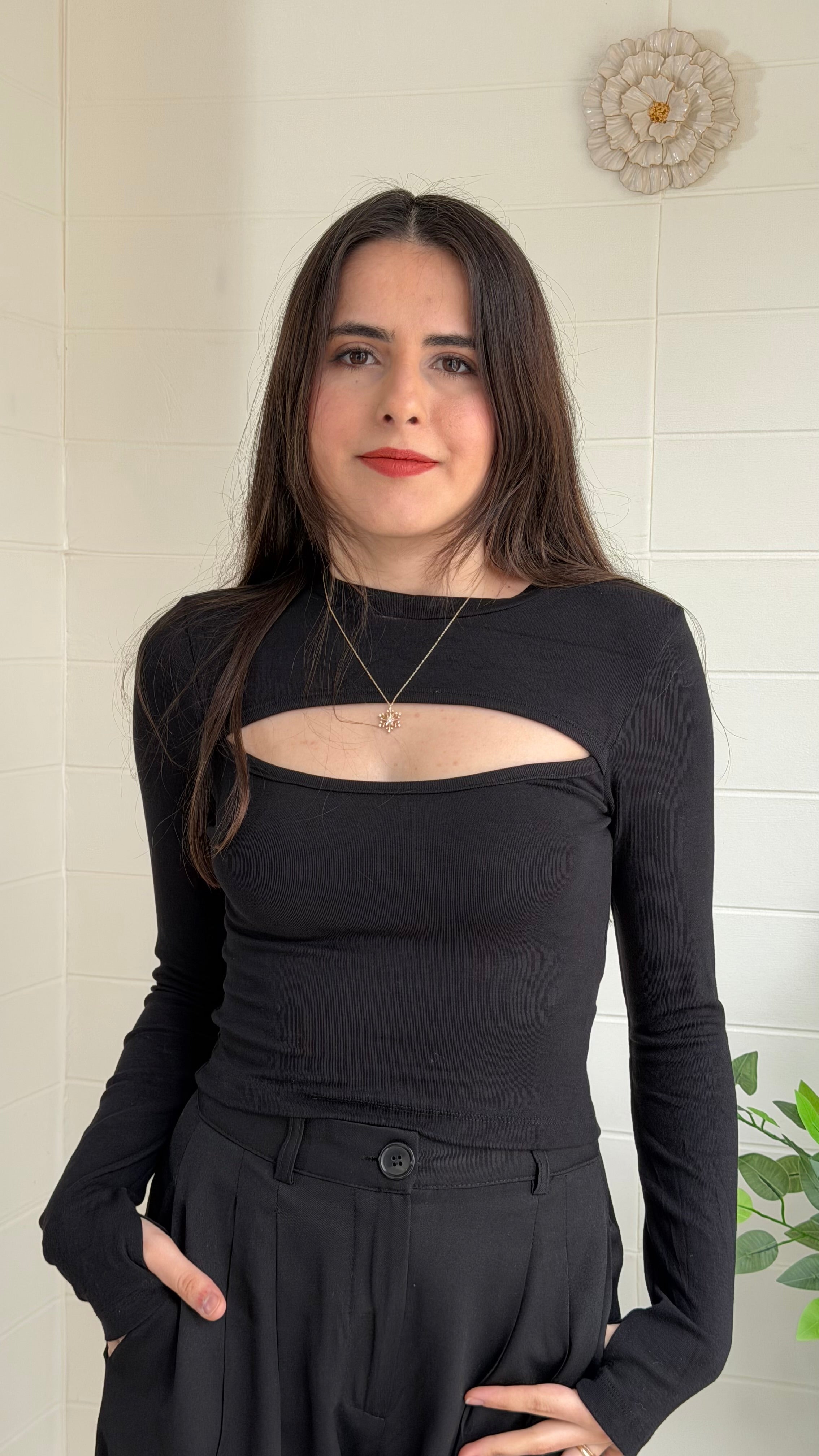 Parmak Geçmeli Göğüs Dekolteli Bluz