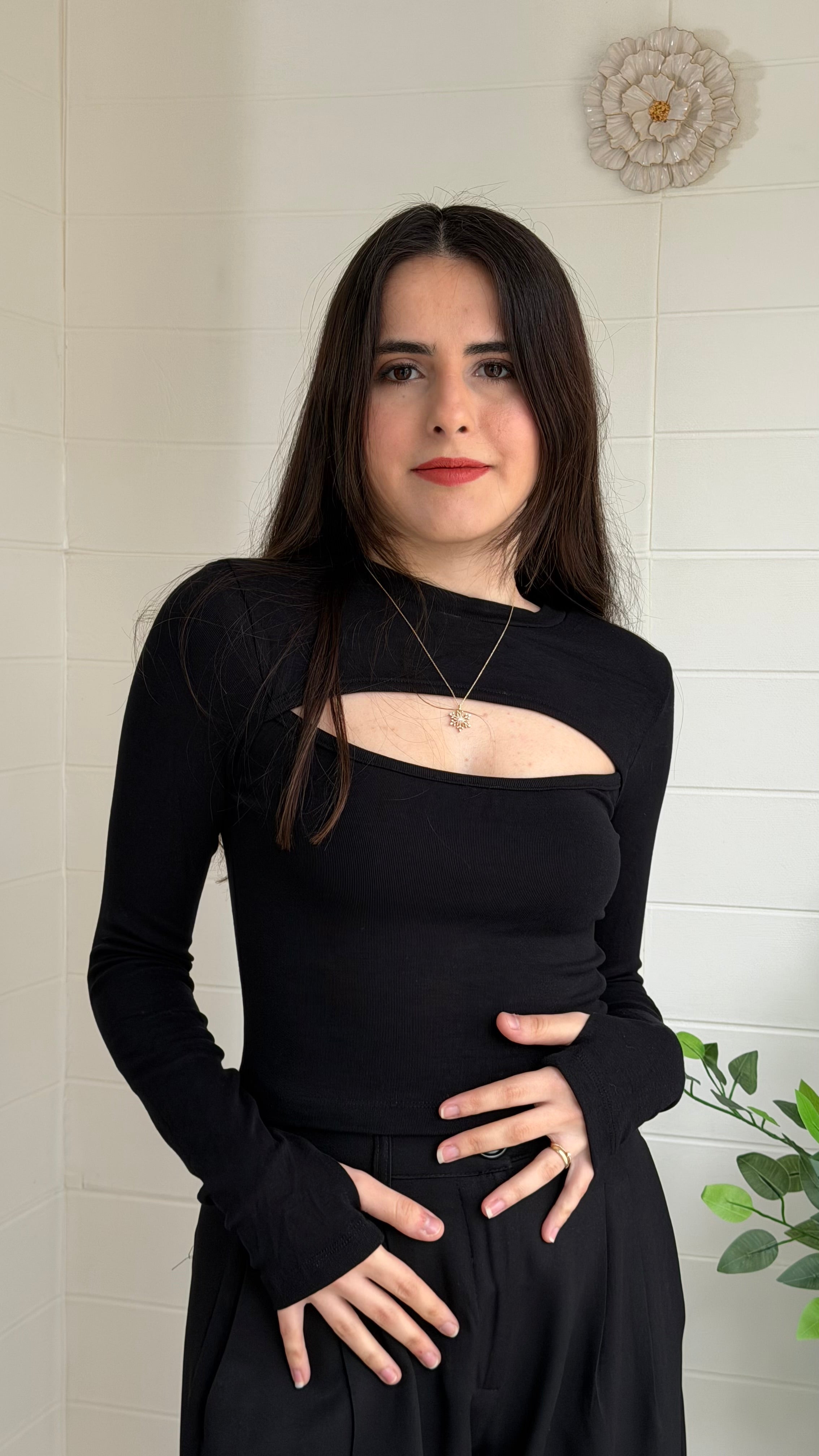 Parmak Geçmeli Göğüs Dekolteli Bluz