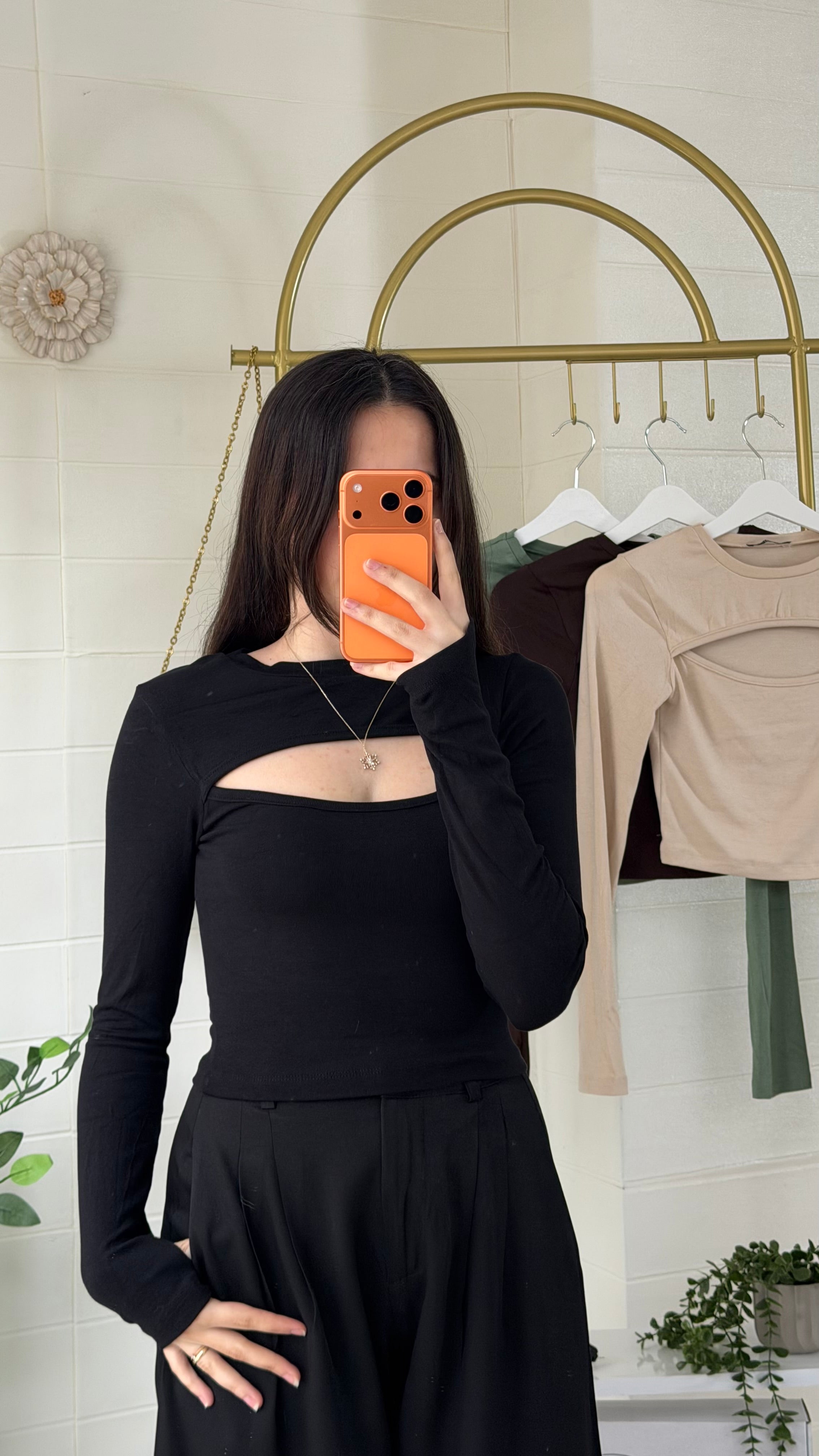 Parmak Geçmeli Göğüs Dekolteli Bluz