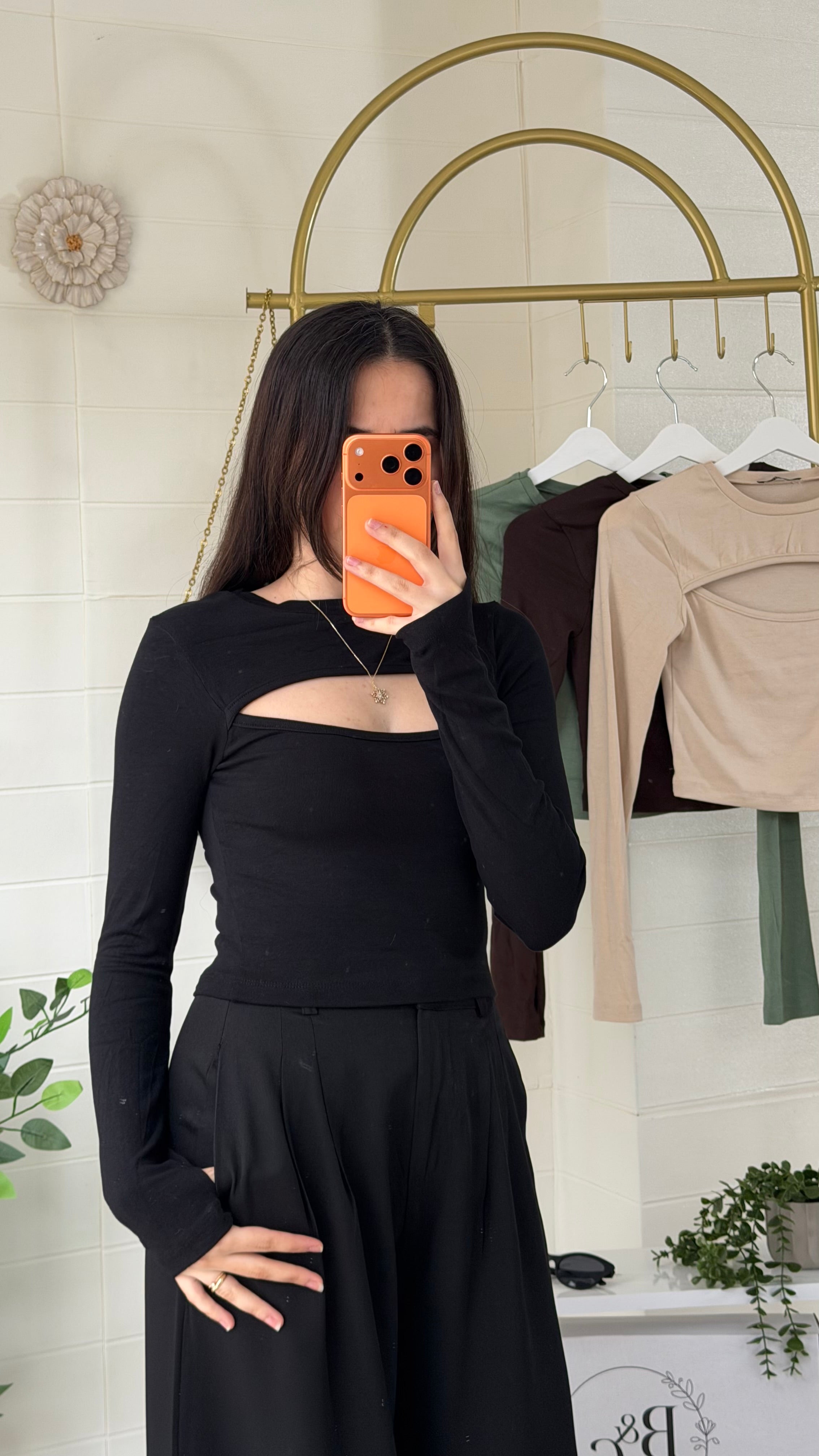 Parmak Geçmeli Göğüs Dekolteli Bluz