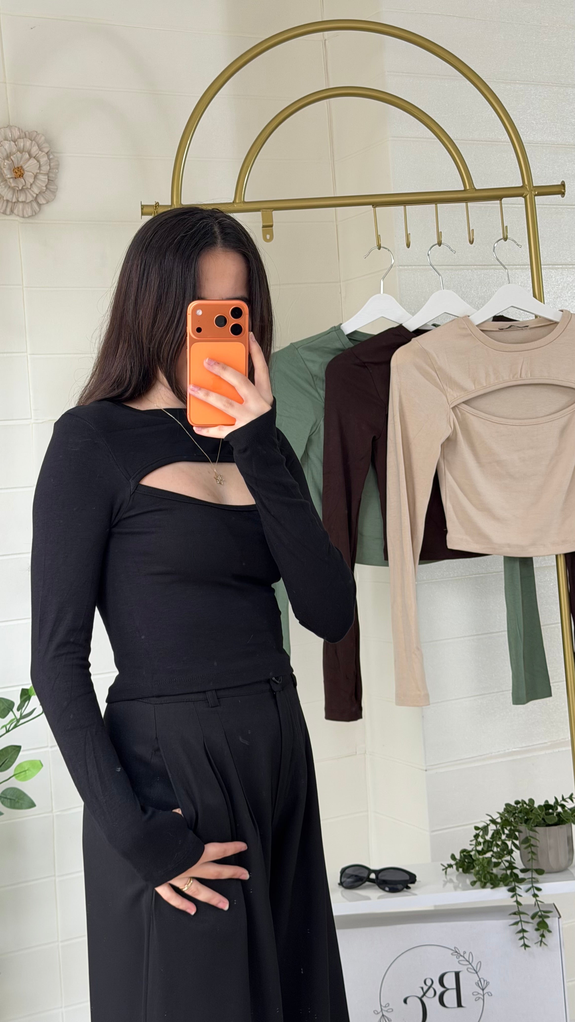 Parmak Geçmeli Göğüs Dekolteli Bluz