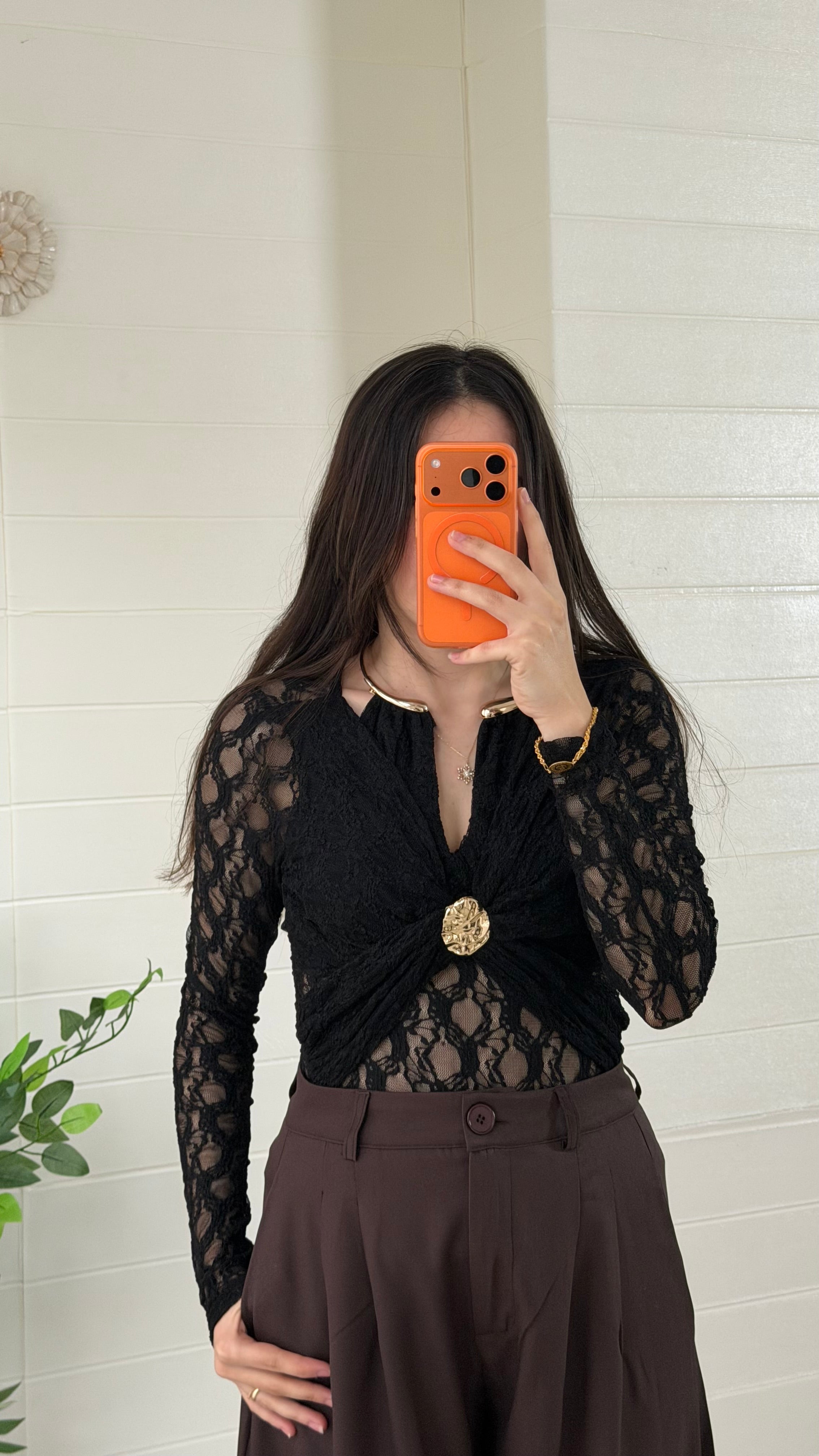 Yakası Ay Aksesuarlı Drapeli Bluz