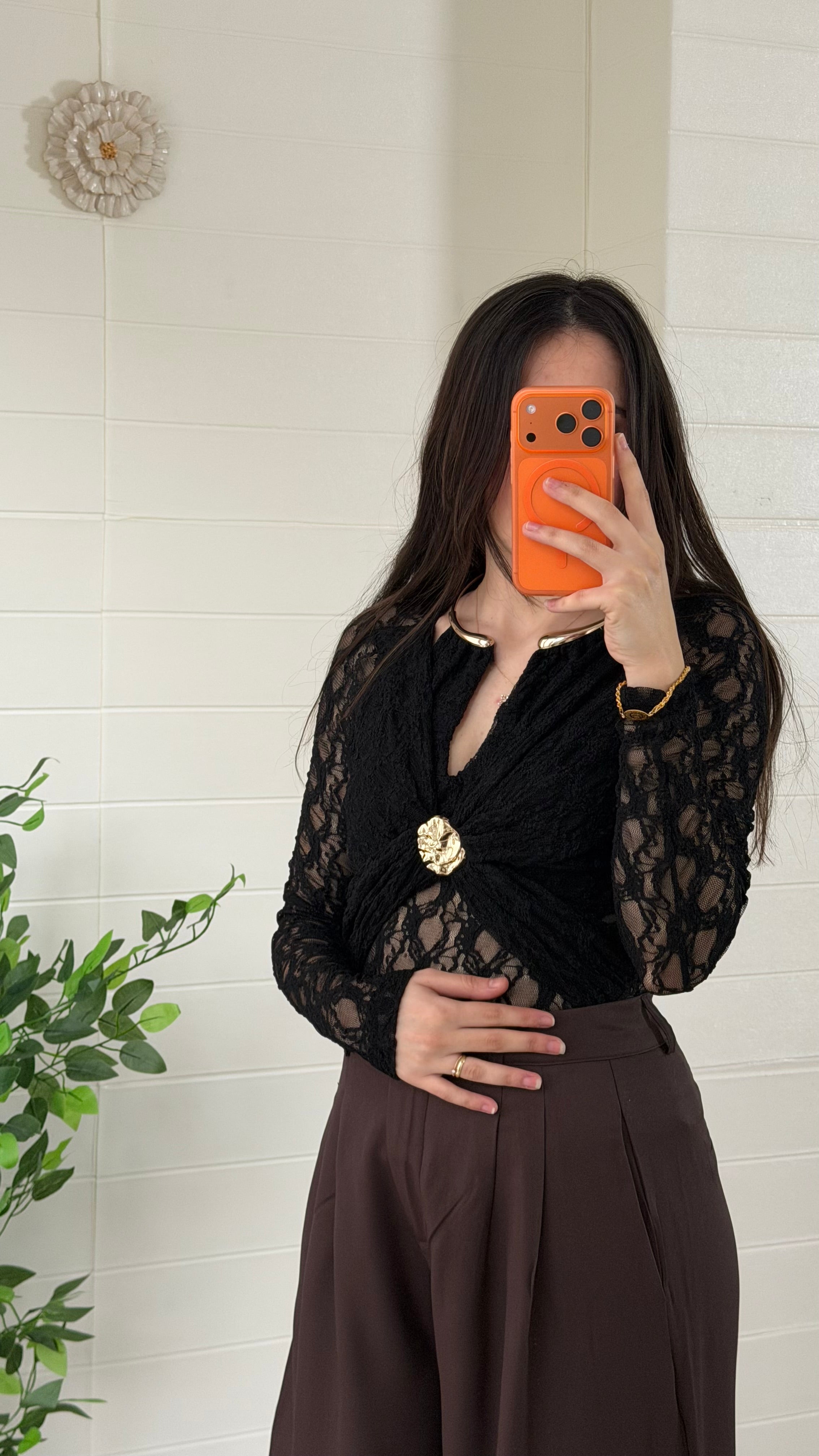 Yakası Ay Aksesuarlı Drapeli Bluz