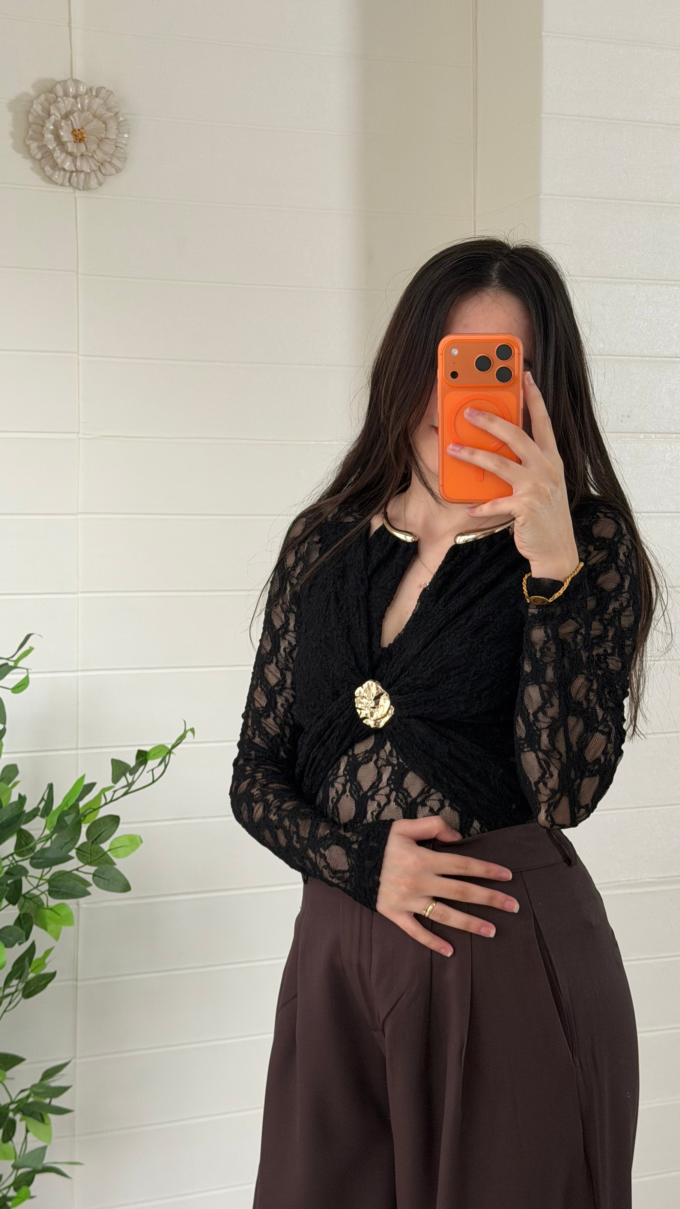 Yakası Ay Aksesuarlı Drapeli Bluz