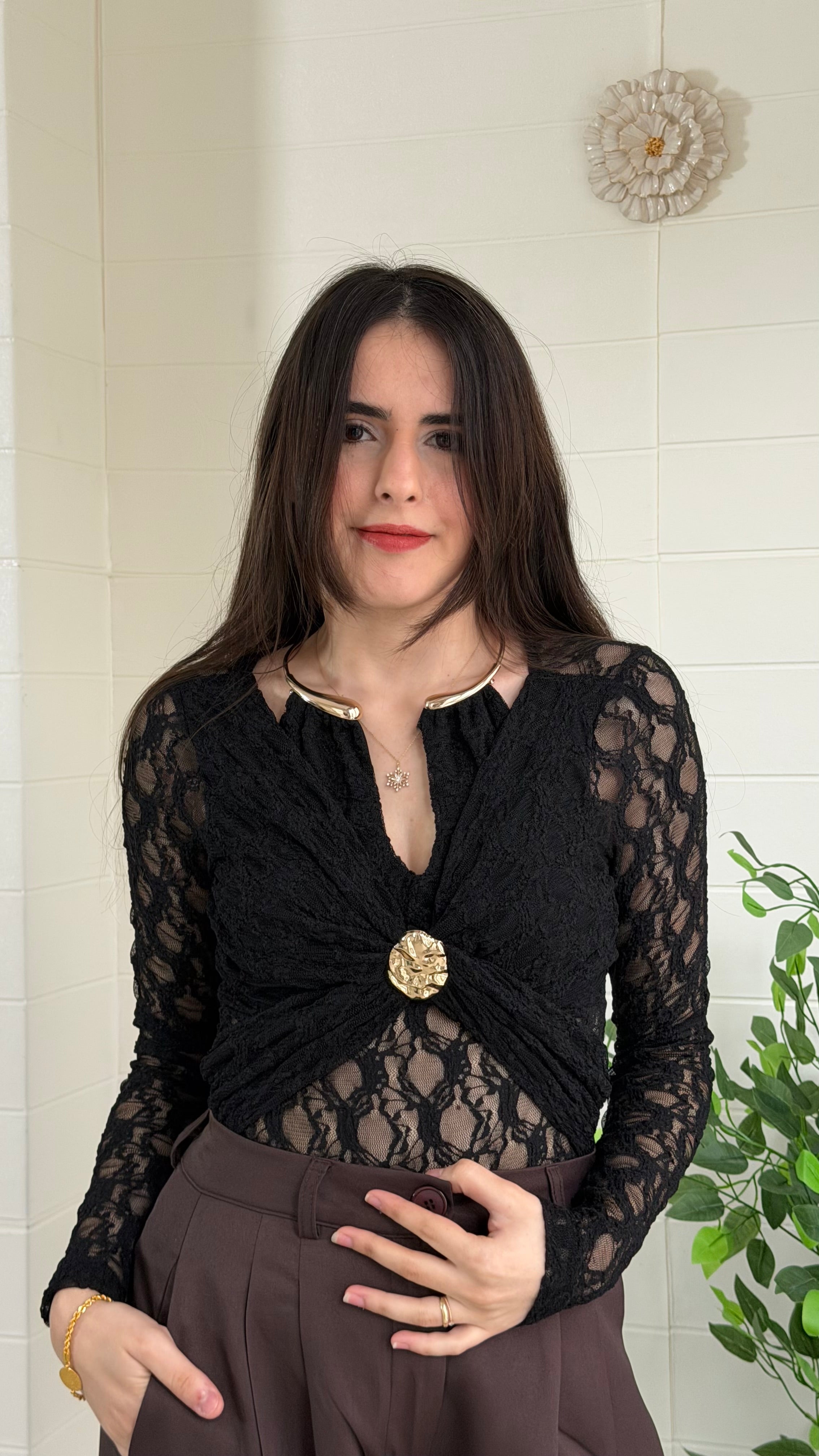 Yakası Ay Aksesuarlı Drapeli Bluz