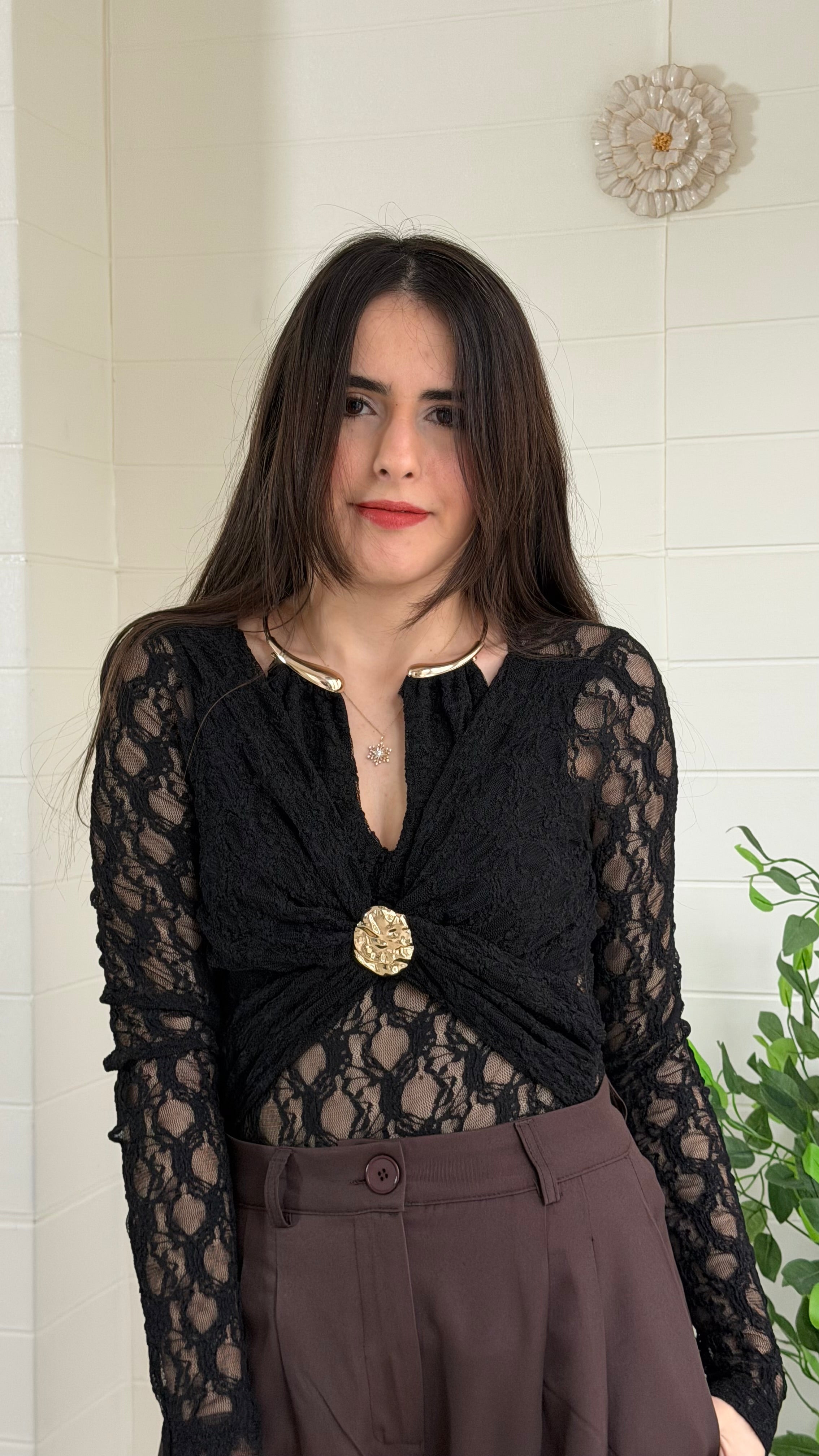 Yakası Ay Aksesuarlı Drapeli Bluz