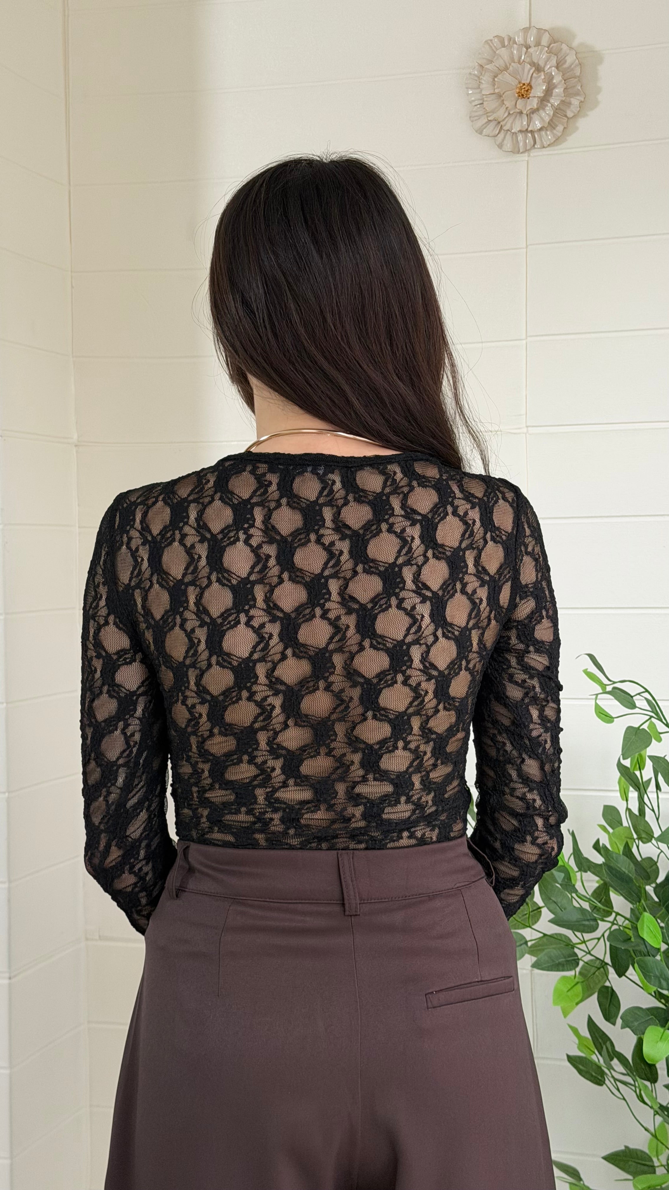 Yakası Ay Aksesuarlı Drapeli Bluz