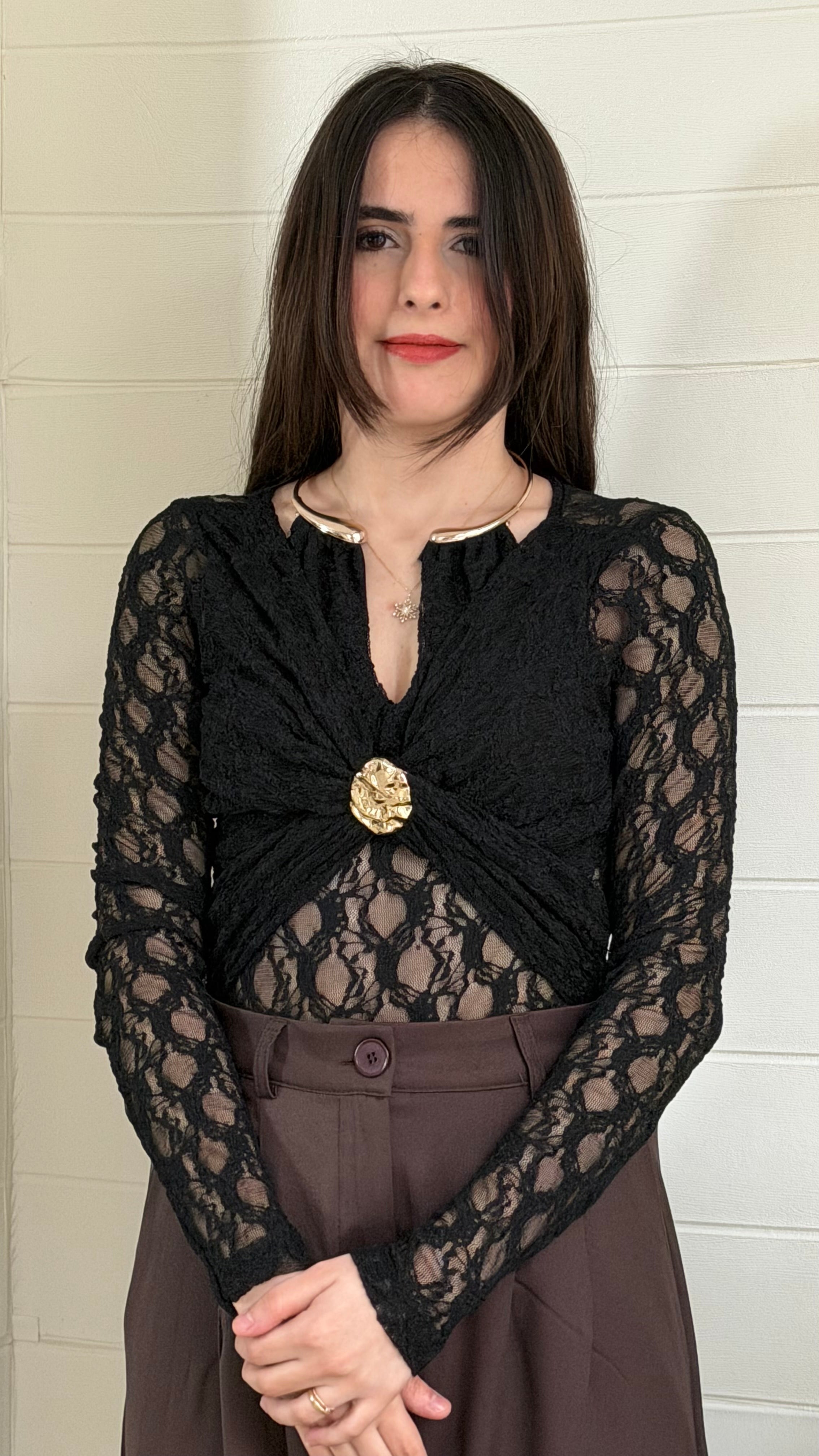 Yakası Ay Aksesuarlı Drapeli Bluz