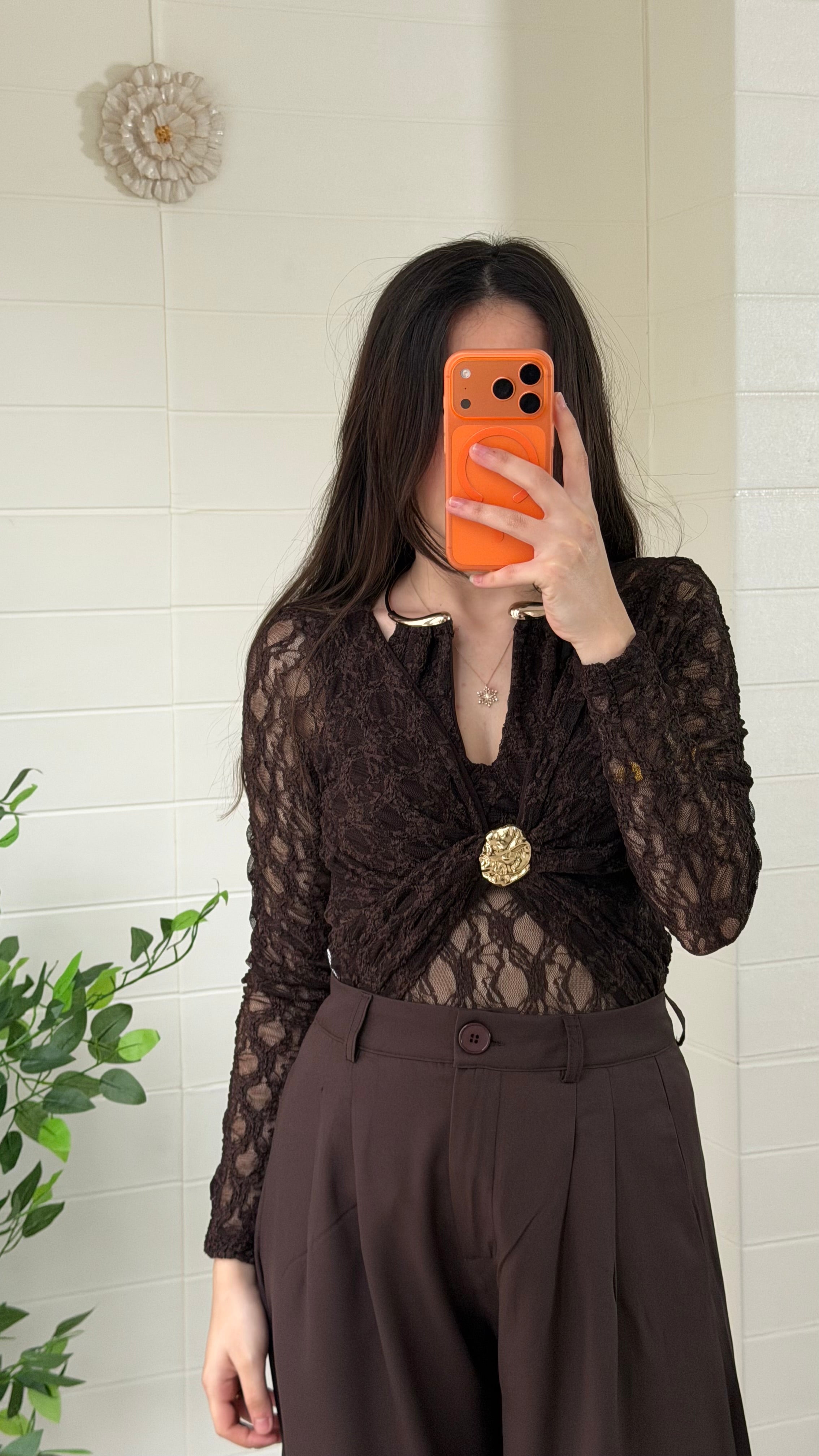 Yakası Ay Aksesuarlı Drapeli Bluz