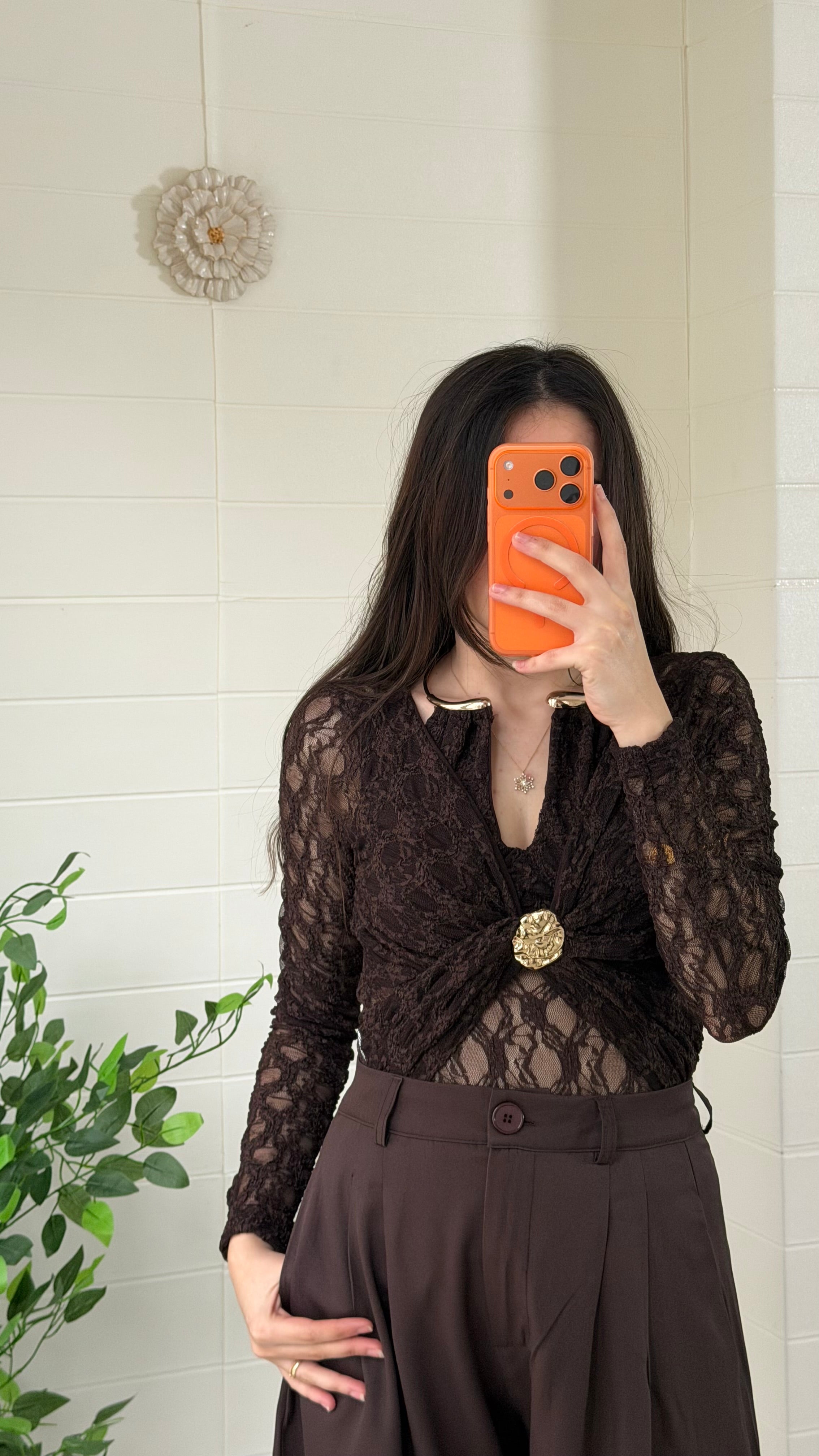 Yakası Ay Aksesuarlı Drapeli Bluz