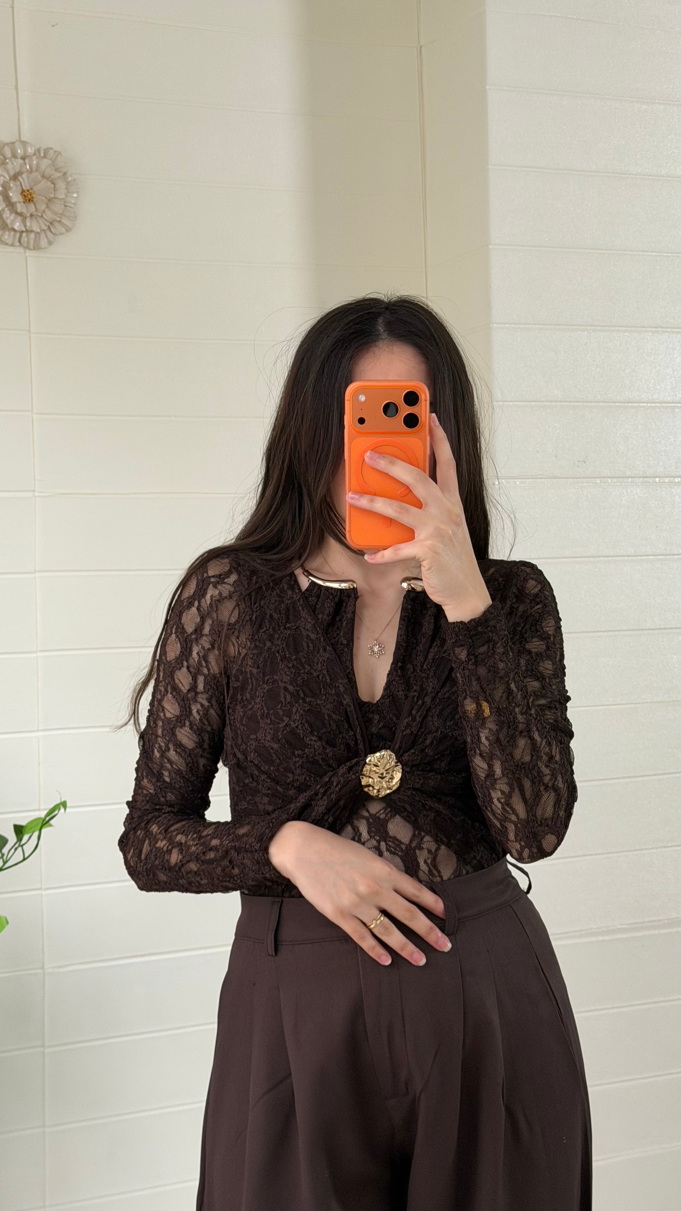 Yakası Ay Aksesuarlı Drapeli Bluz