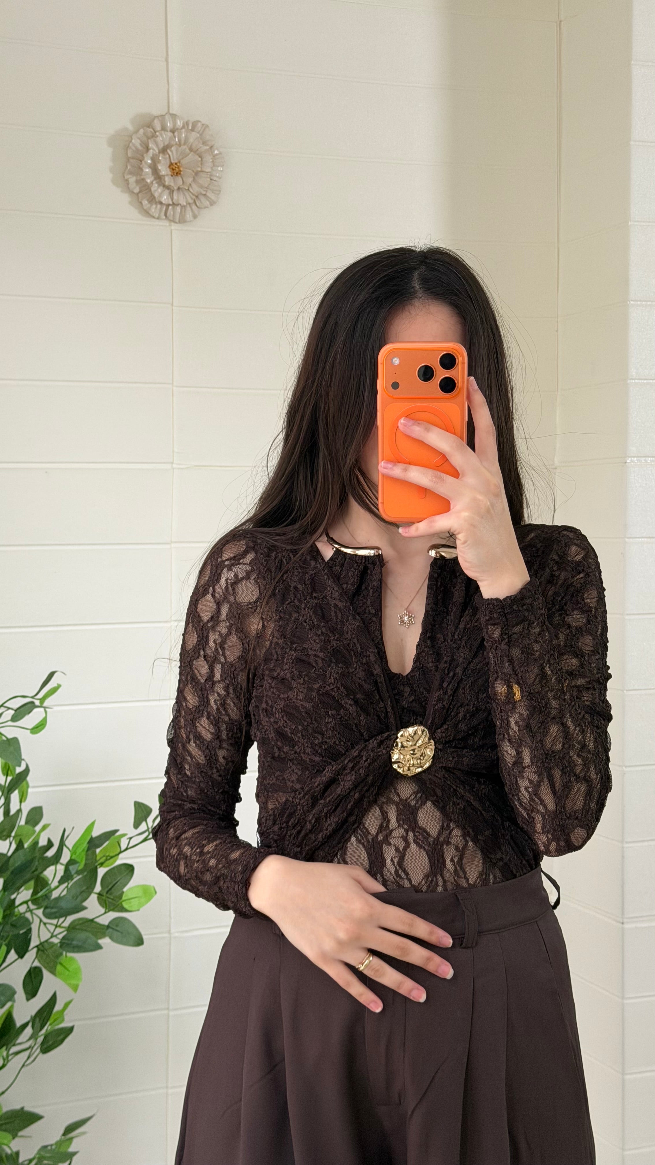 Yakası Ay Aksesuarlı Drapeli Bluz