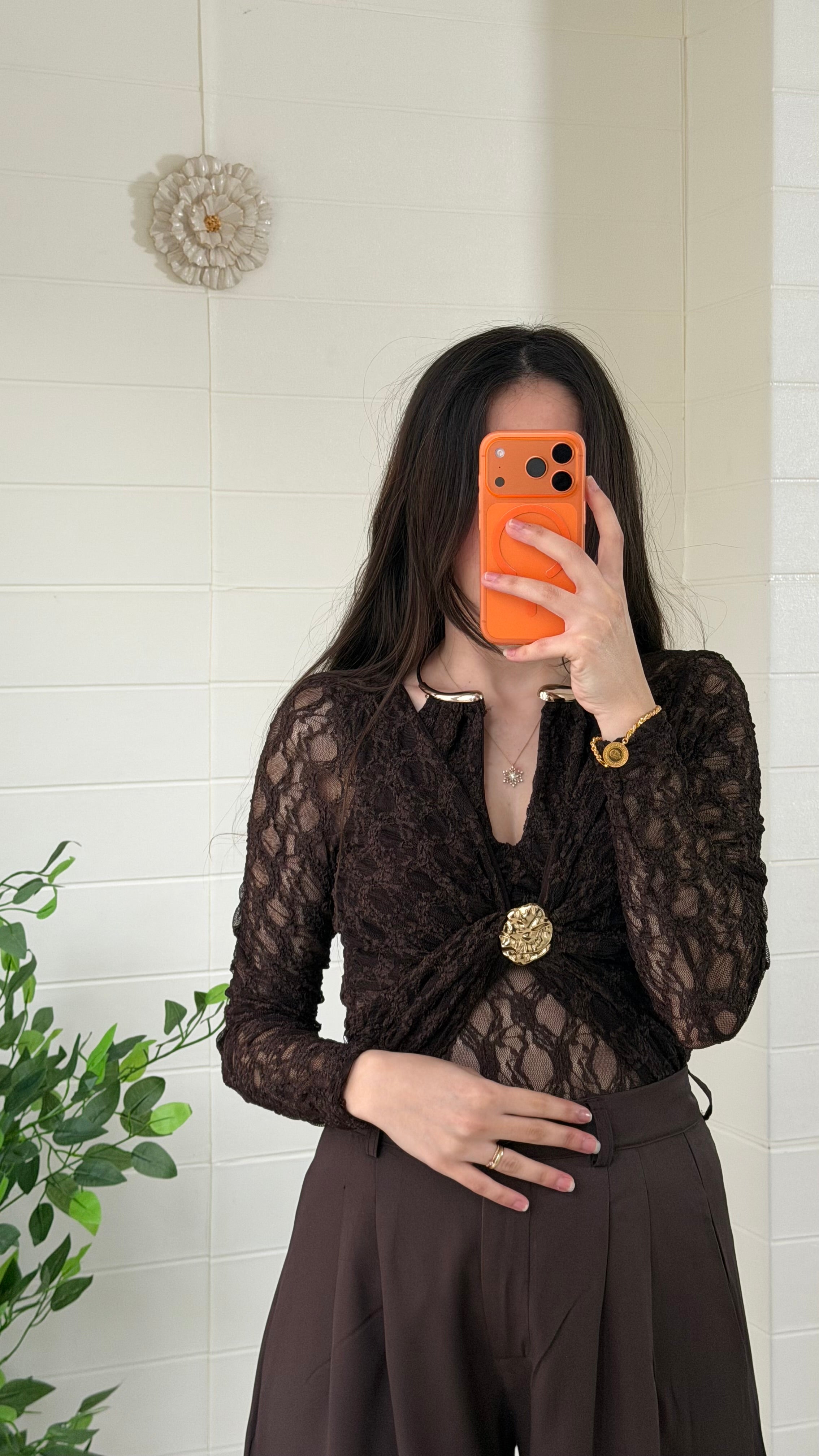 Yakası Ay Aksesuarlı Drapeli Bluz