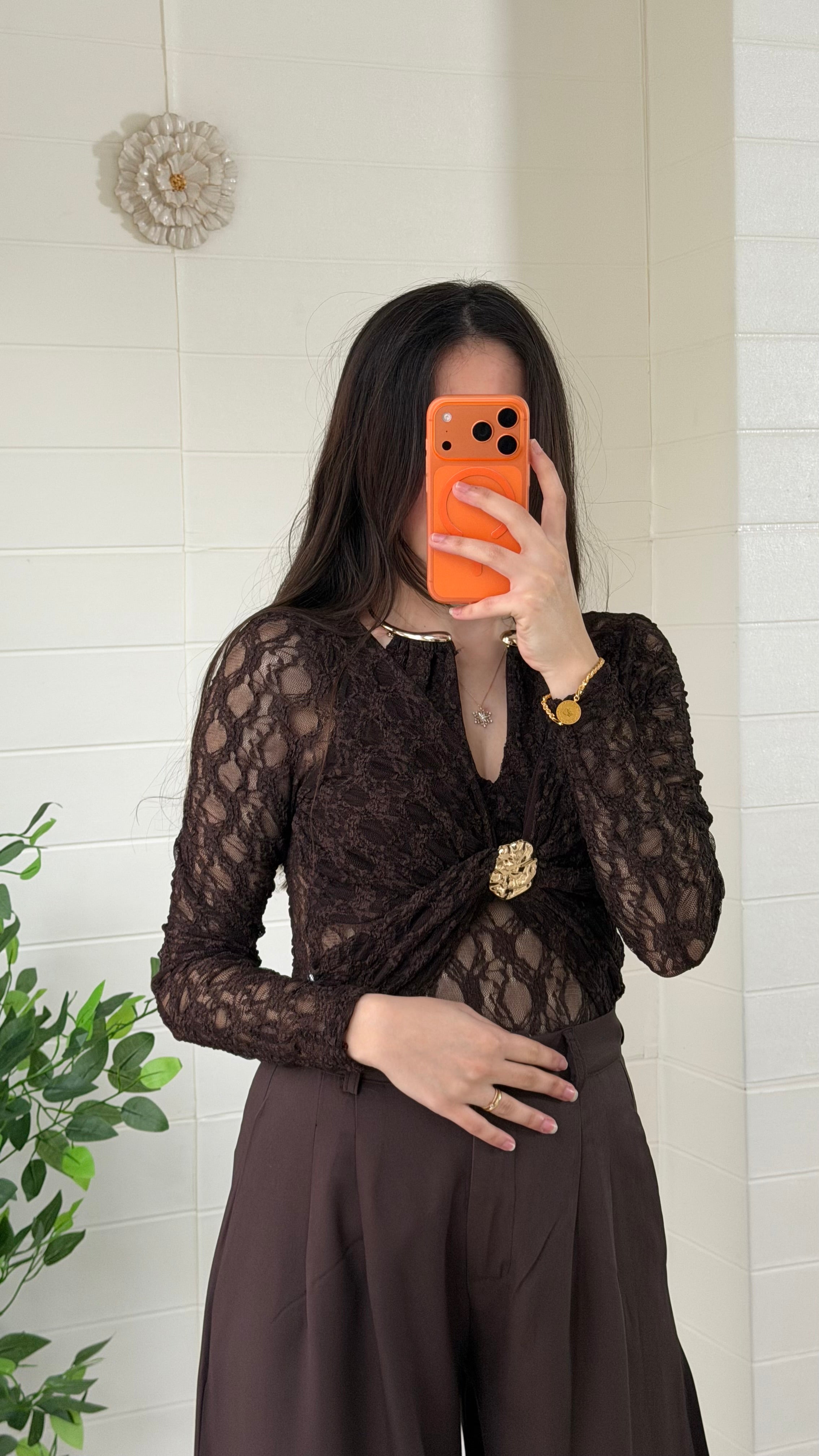 Yakası Ay Aksesuarlı Drapeli Bluz