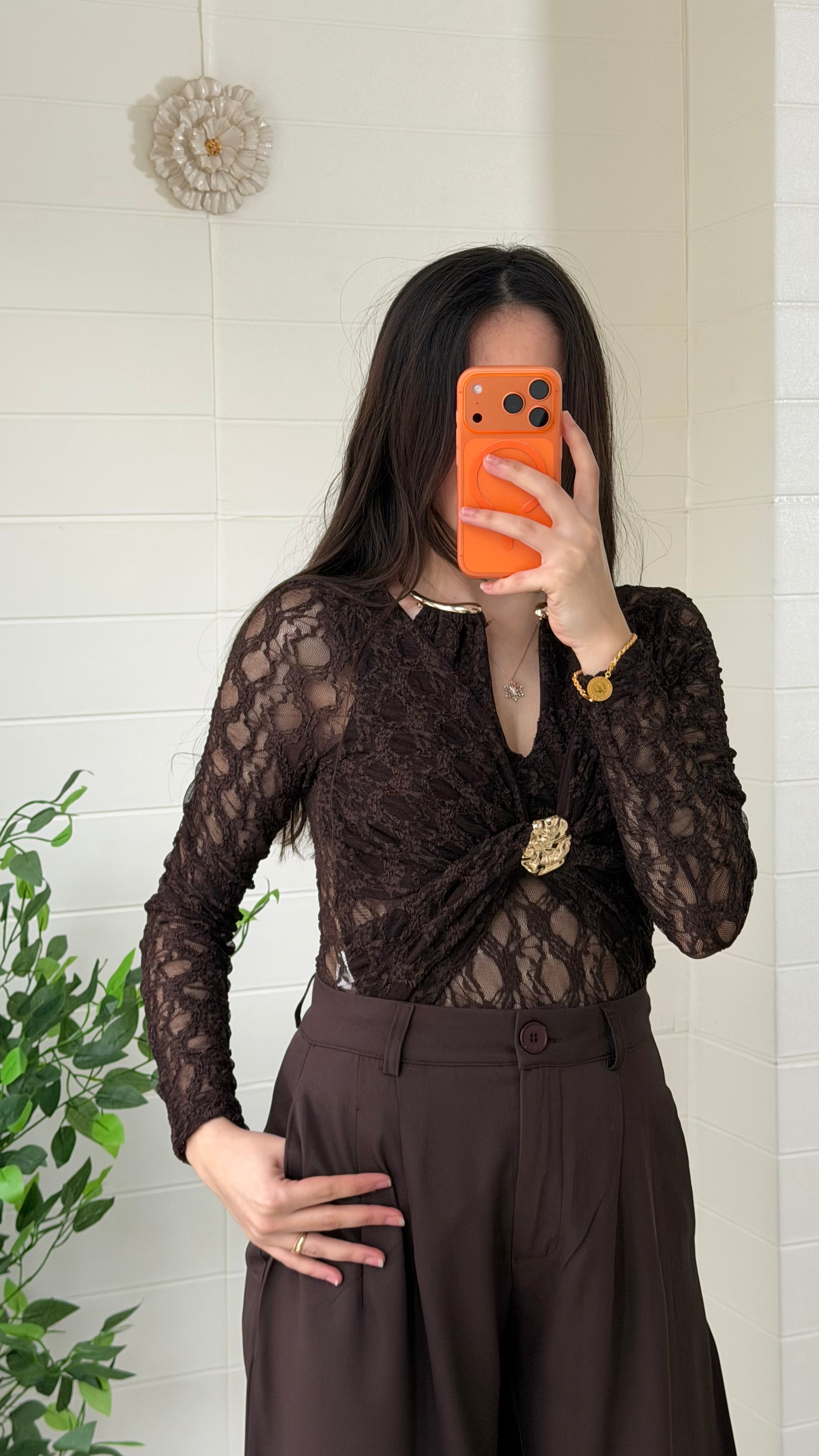 Yakası Ay Aksesuarlı Drapeli Bluz