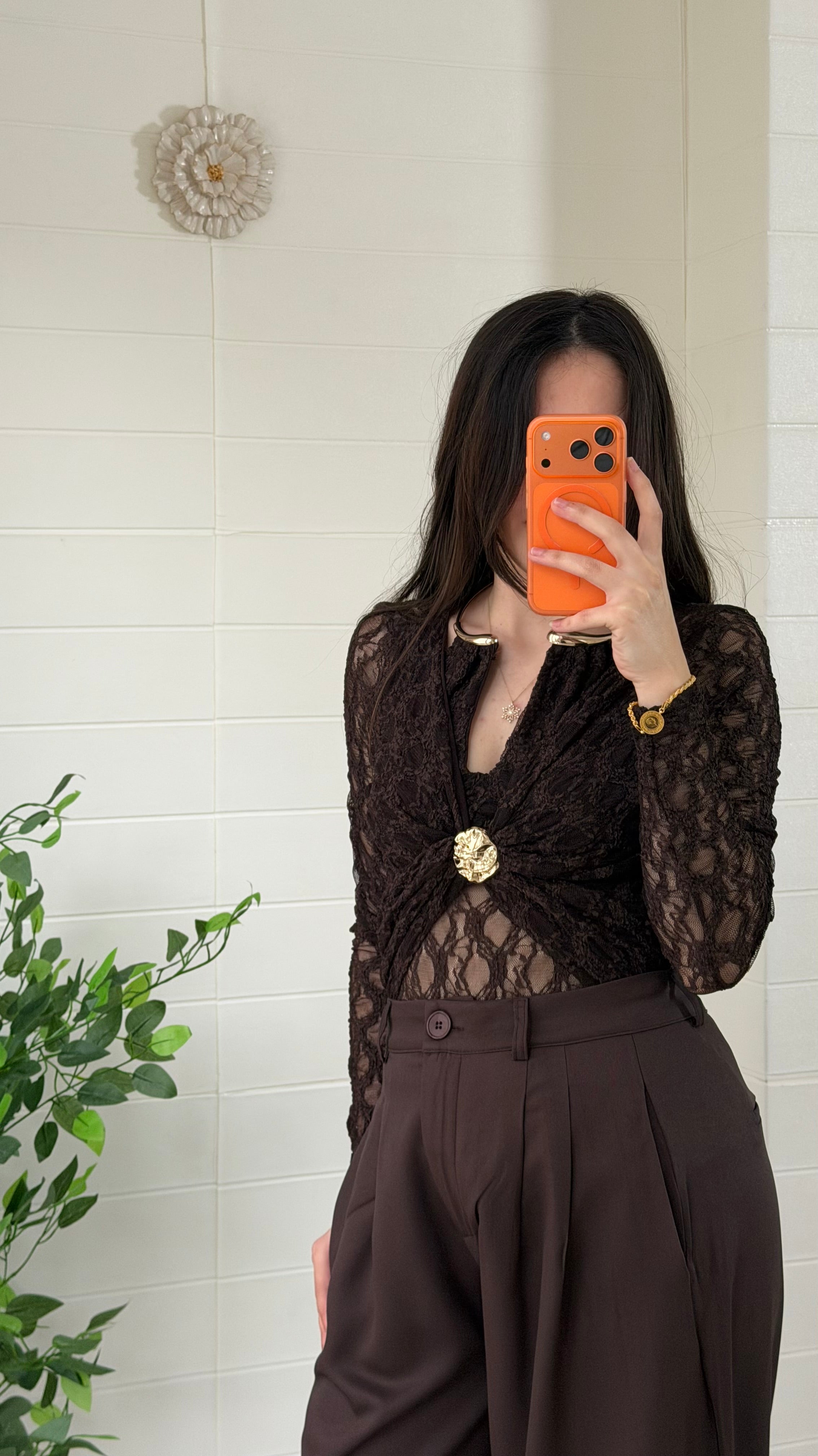 Yakası Ay Aksesuarlı Drapeli Bluz