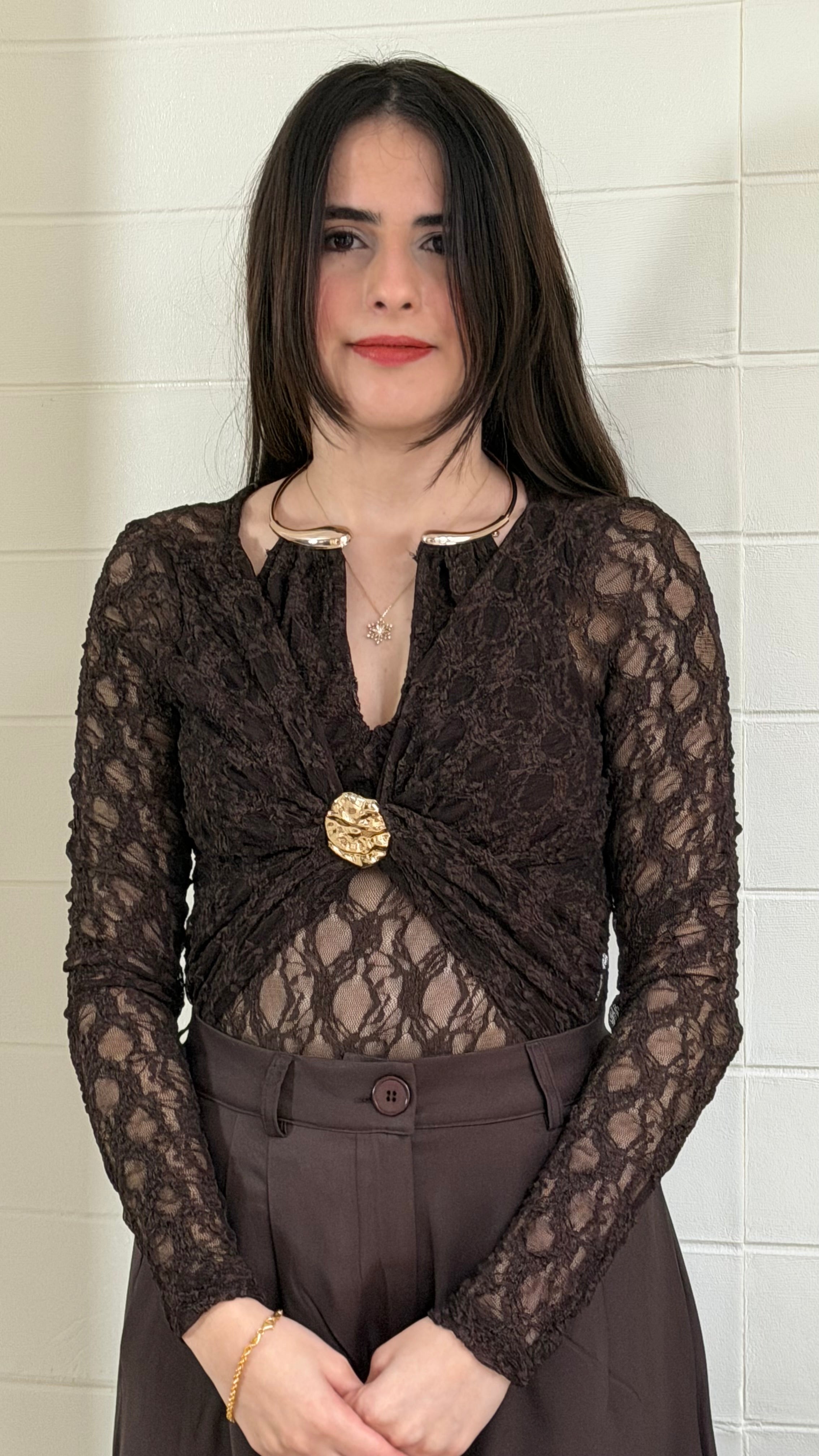 Yakası Ay Aksesuarlı Drapeli Bluz