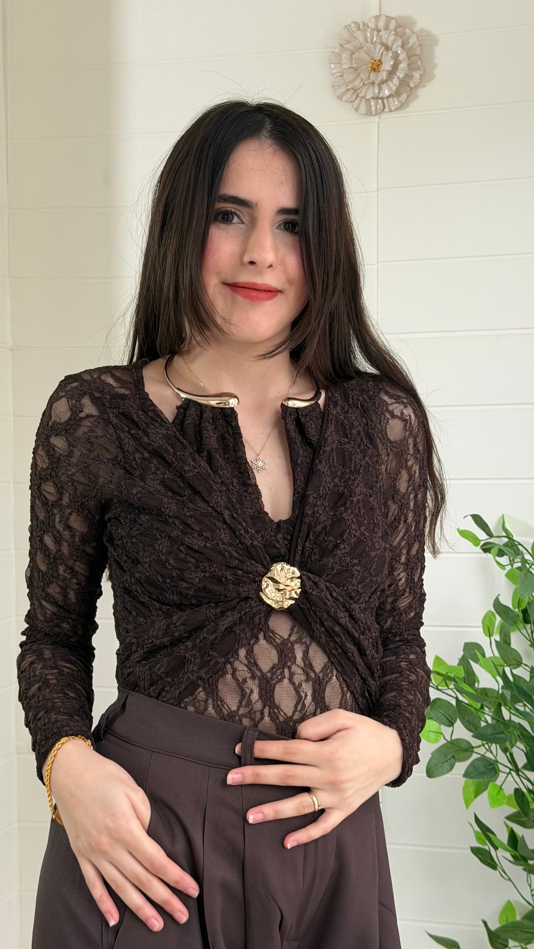 Yakası Ay Aksesuarlı Drapeli Bluz