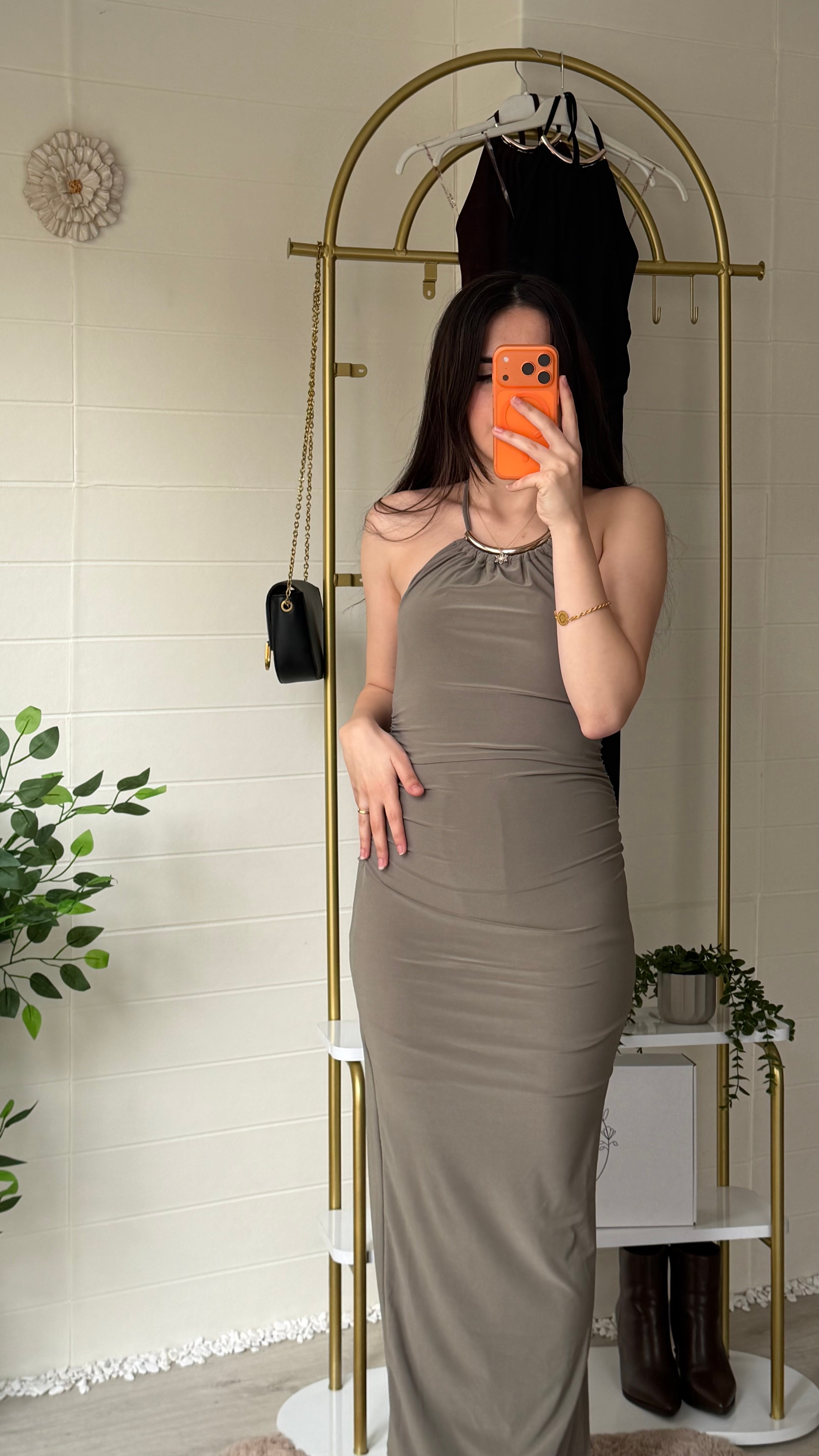 Yakası Ay Aksesuarlı Uzun Elbise