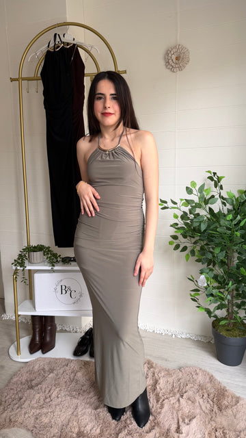 Yakası Ay Aksesuarlı Uzun Elbise