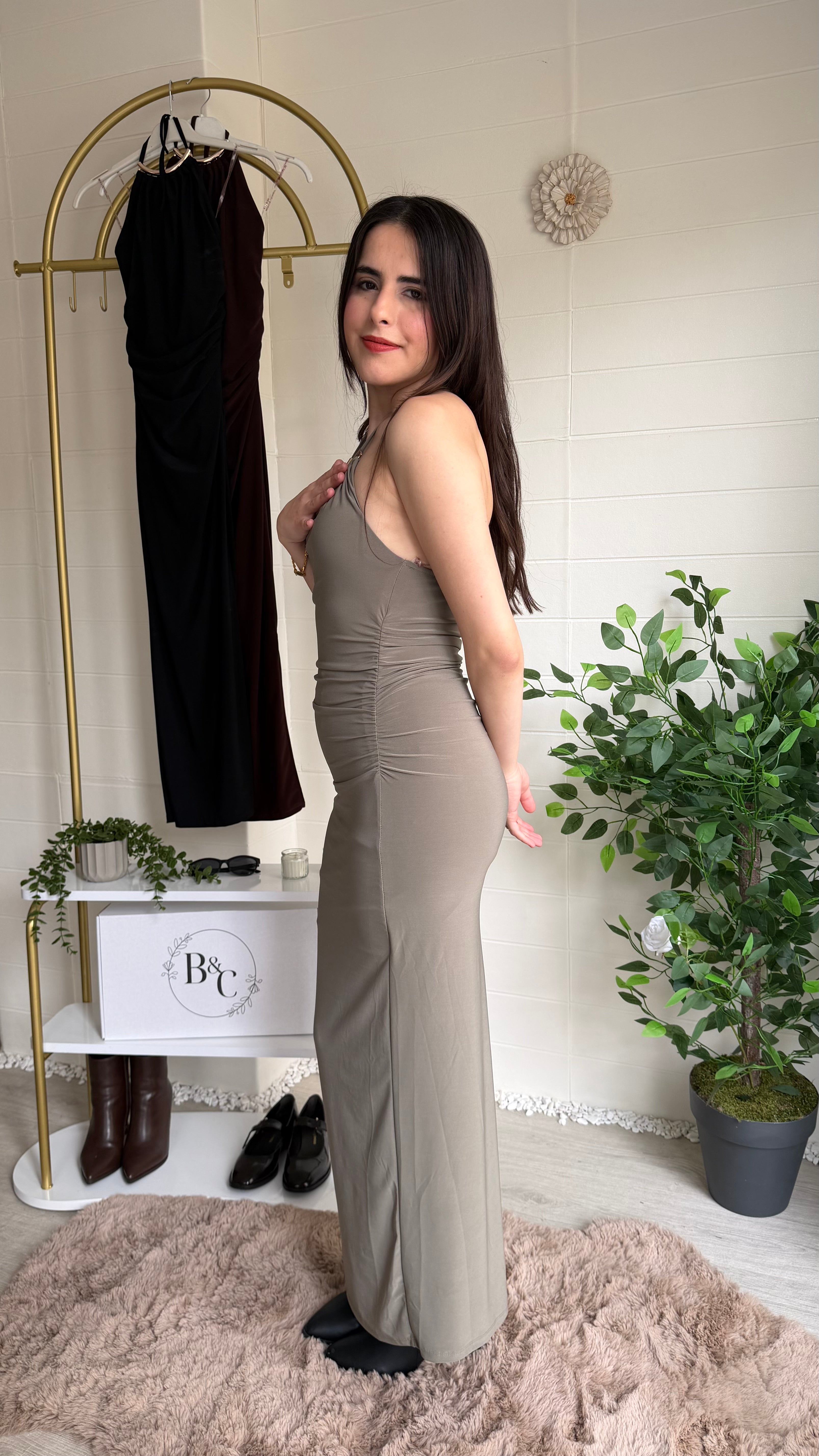 Yakası Ay Aksesuarlı Uzun Elbise