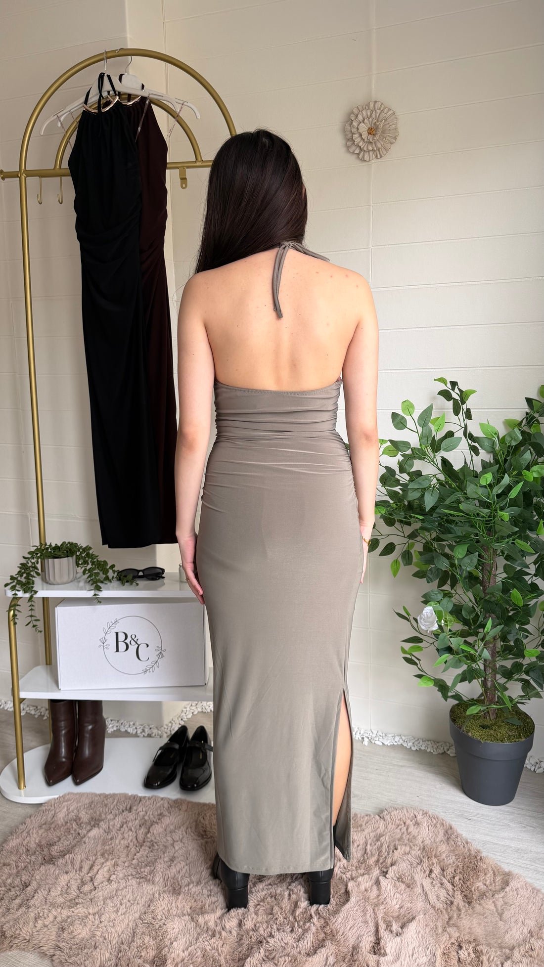 Yakası Ay Aksesuarlı Uzun Elbise