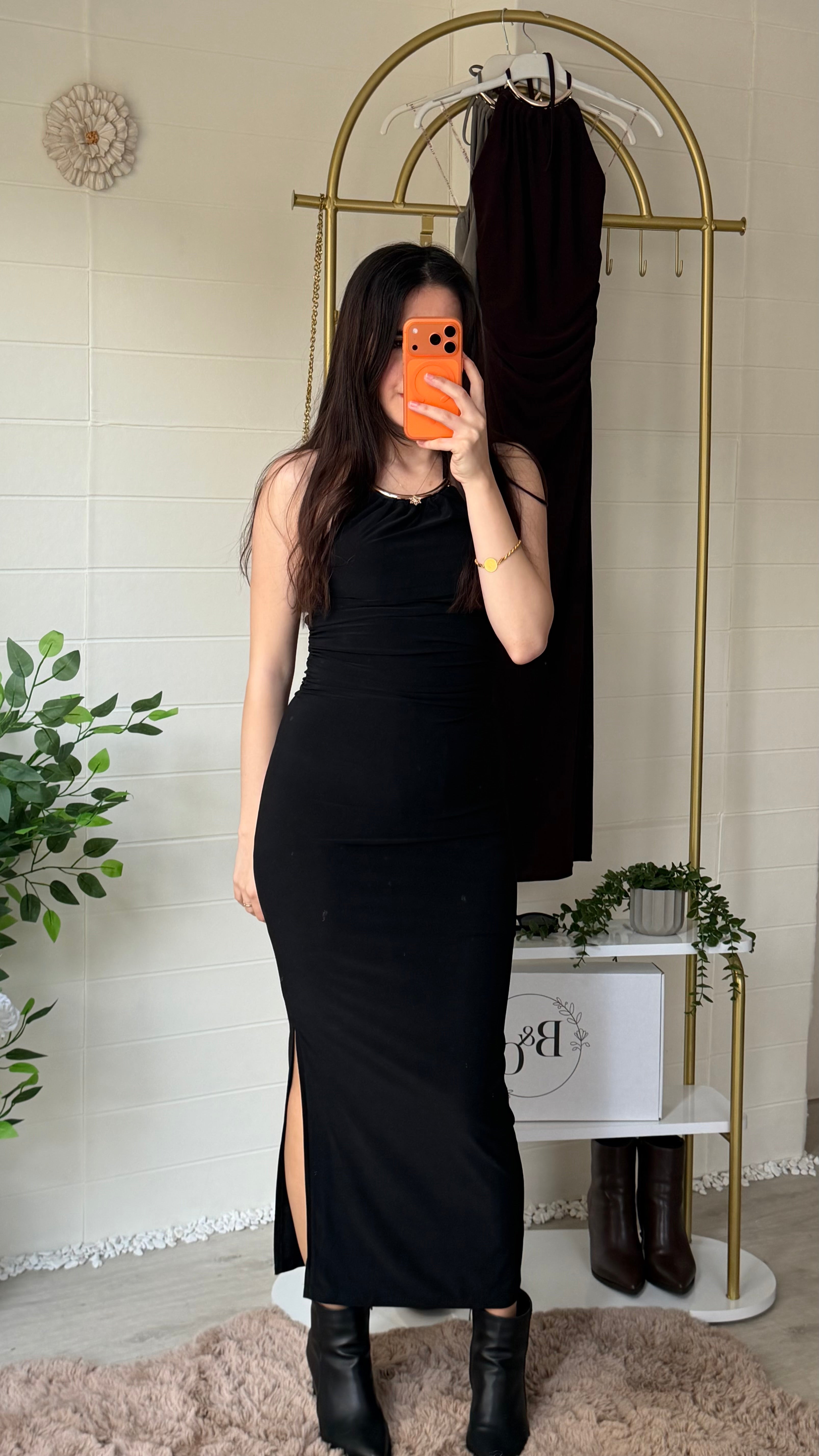 Yakası Ay Aksesuarlı Uzun Elbise