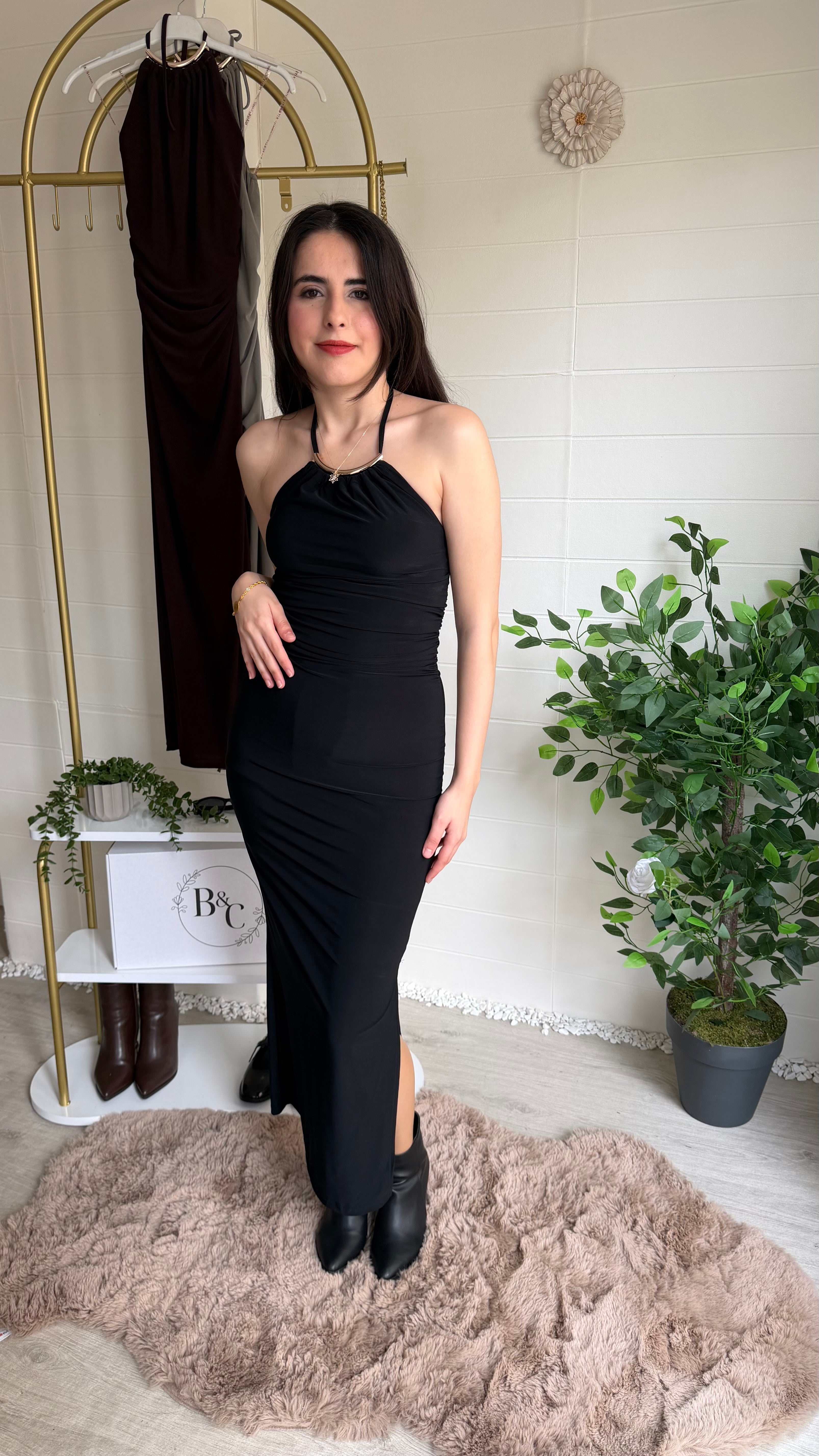 Yakası Ay Aksesuarlı Uzun Elbise