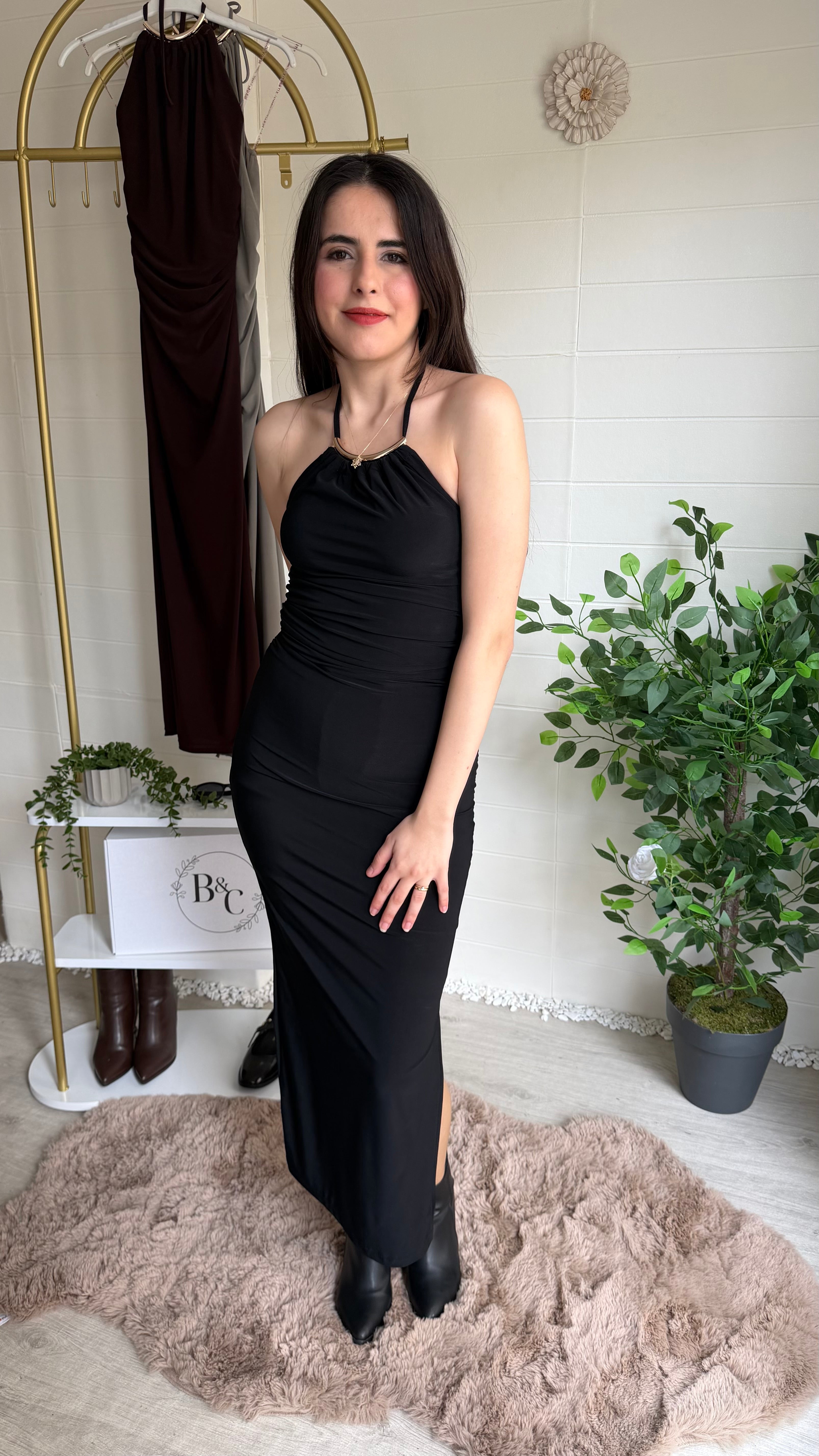 Yakası Ay Aksesuarlı Uzun Elbise