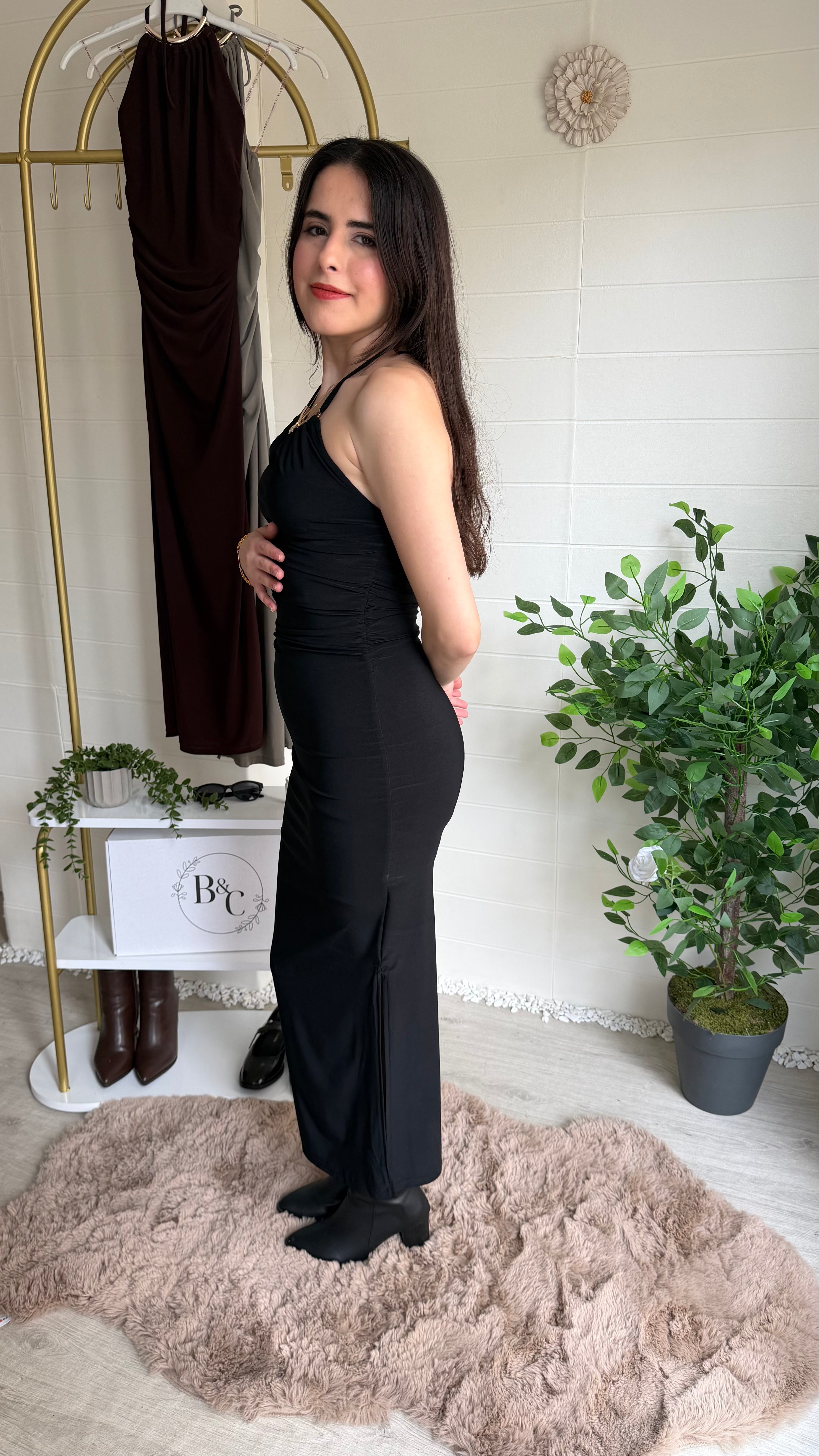 Yakası Ay Aksesuarlı Uzun Elbise