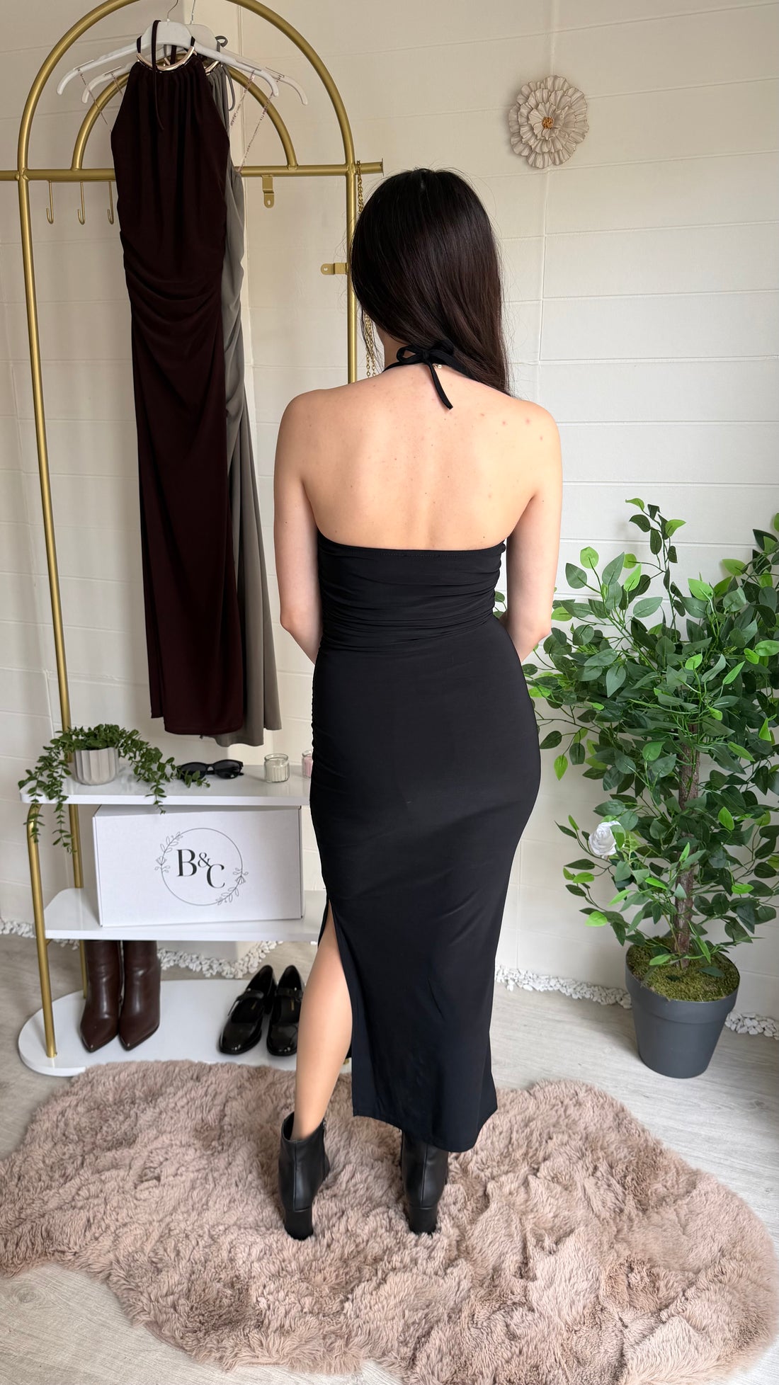 Yakası Ay Aksesuarlı Uzun Elbise