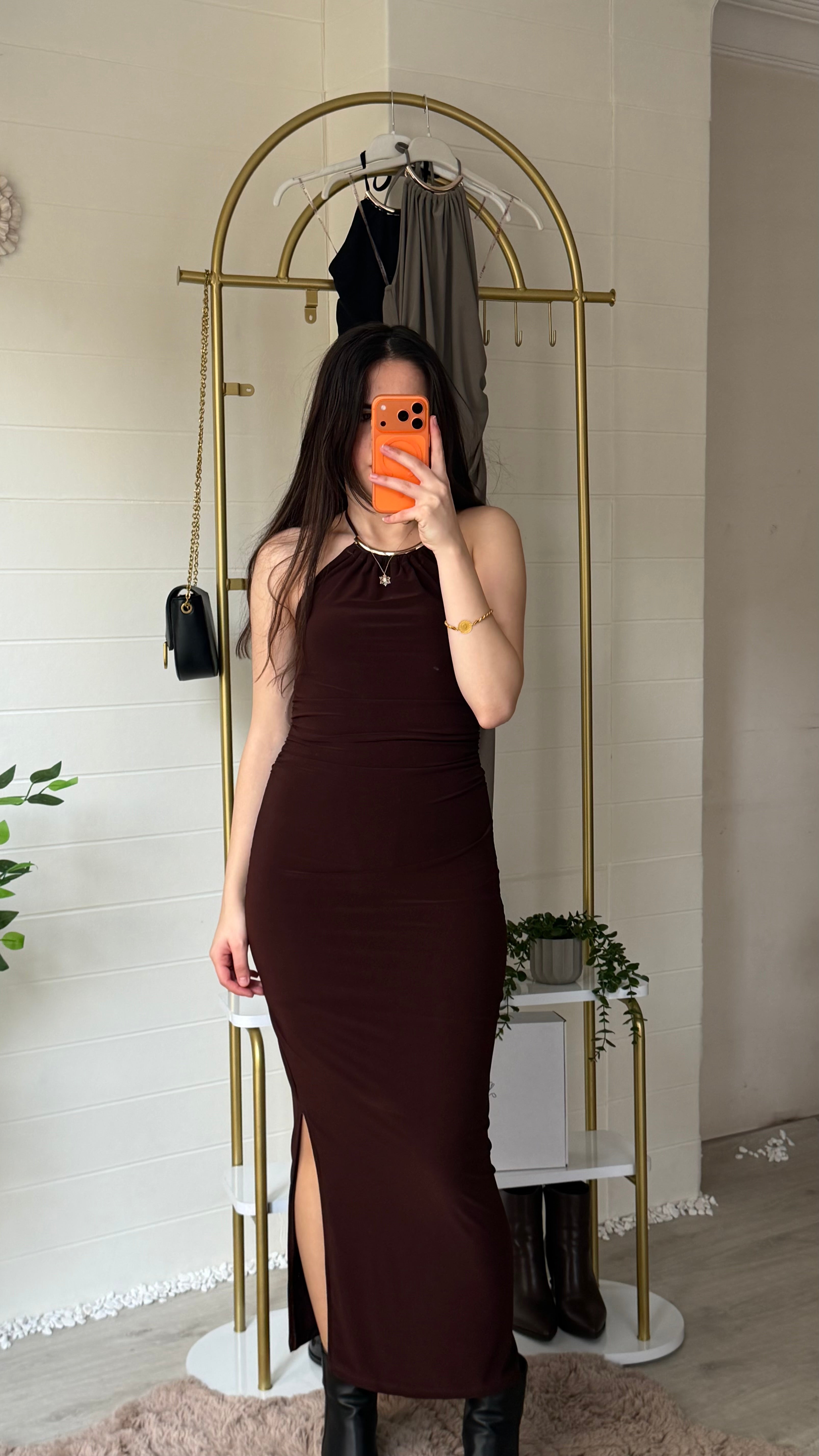 Yakası Ay Aksesuarlı Uzun Elbise